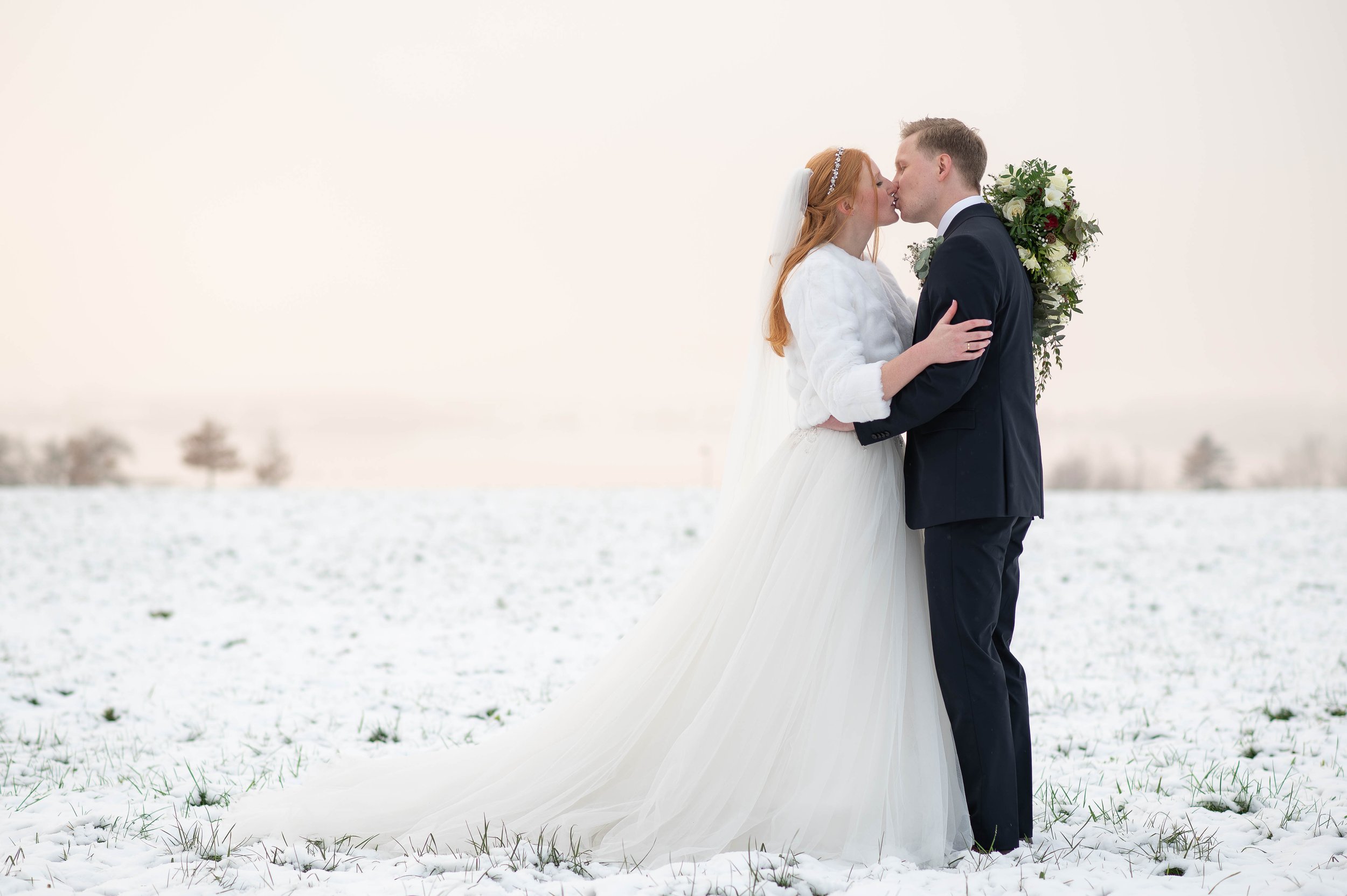 Jeanne & Mads – Hvide – Hellig Kors Kirke – Vinterbryllup – Bryllupsfotograf Nordsjælland — BRYLLUPSFOTOGRAF - fotograf til bryllup