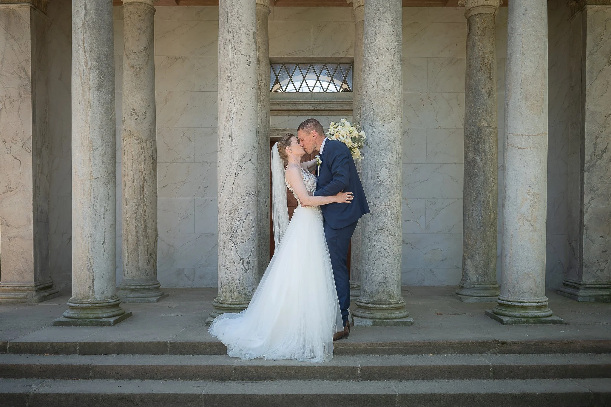 Christina &amp; Daniels romantiske dag på Restaurant Josty i Frederiksberg Have – Brøndbyvester Kirke – Bryllupsfotograf København