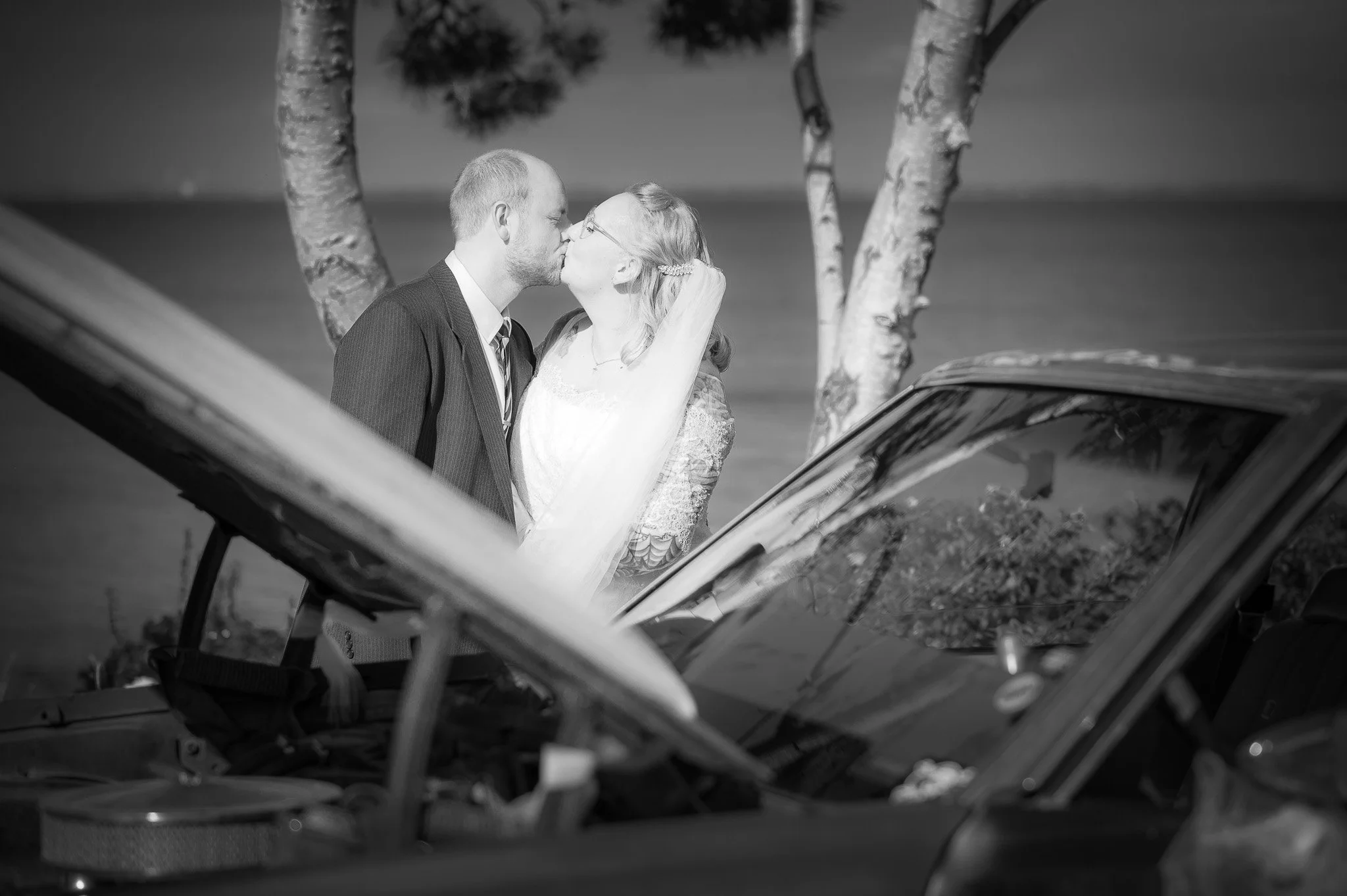 Tilde &amp; Jonas' Bryllup i Tikøb Kirke: En Dag med Klassiske Amerikanerbiler og Romantik ved Hornbæk Plantage