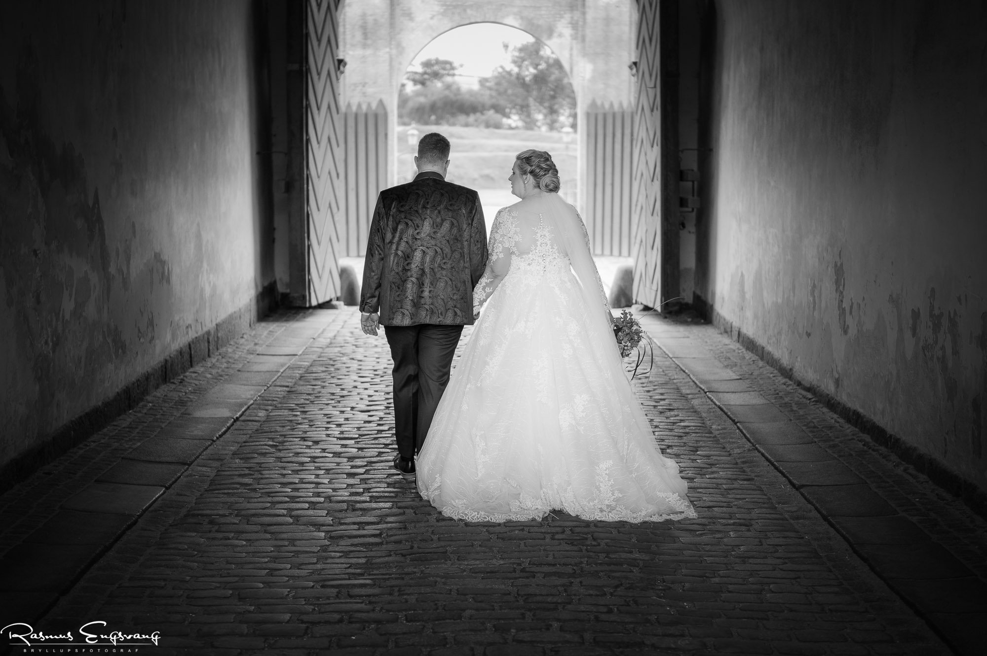 Brudepar forlader Kastellet gennem porten