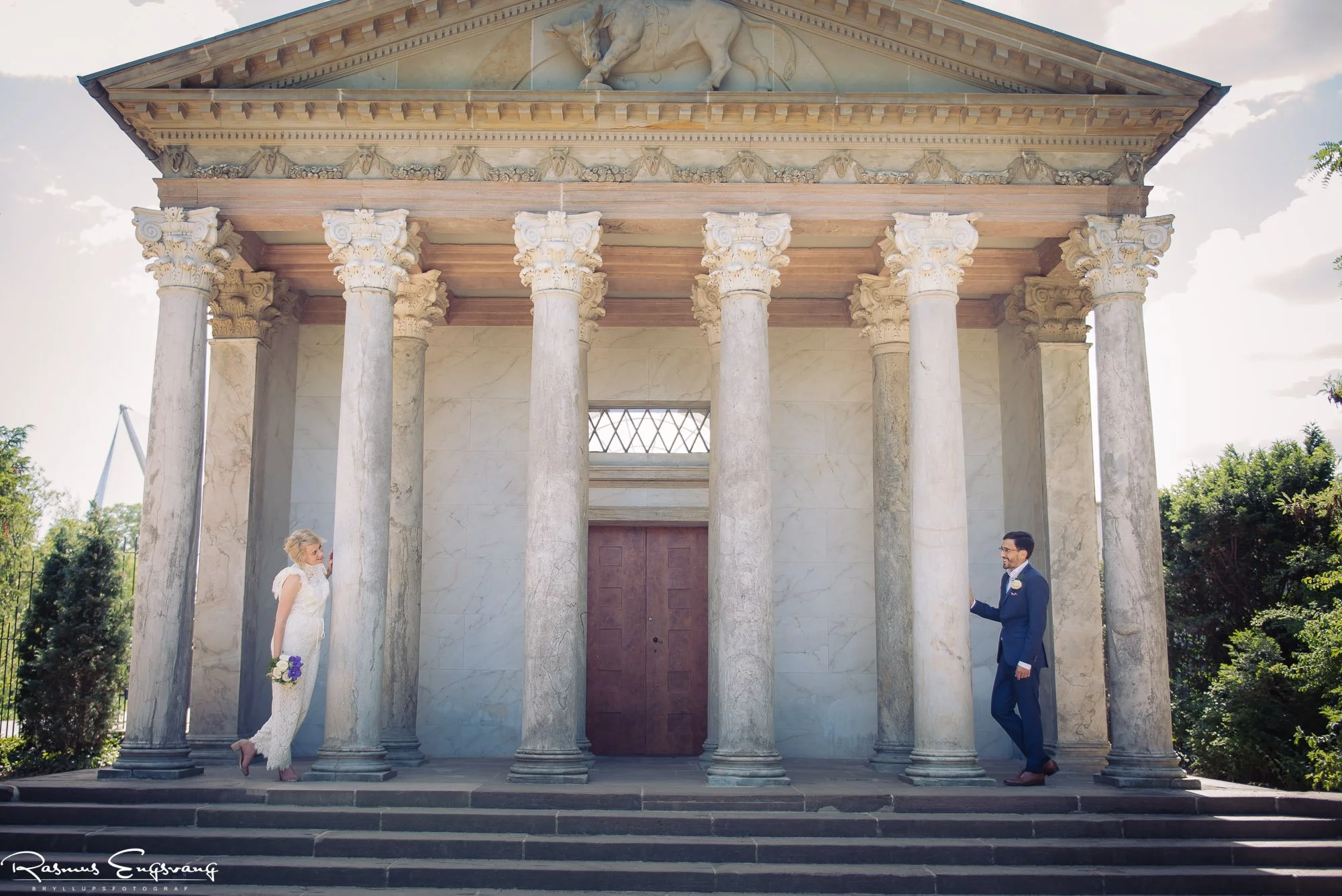 Brudepar ser på hinanden ved Apis Templet i Frederiksberg Have