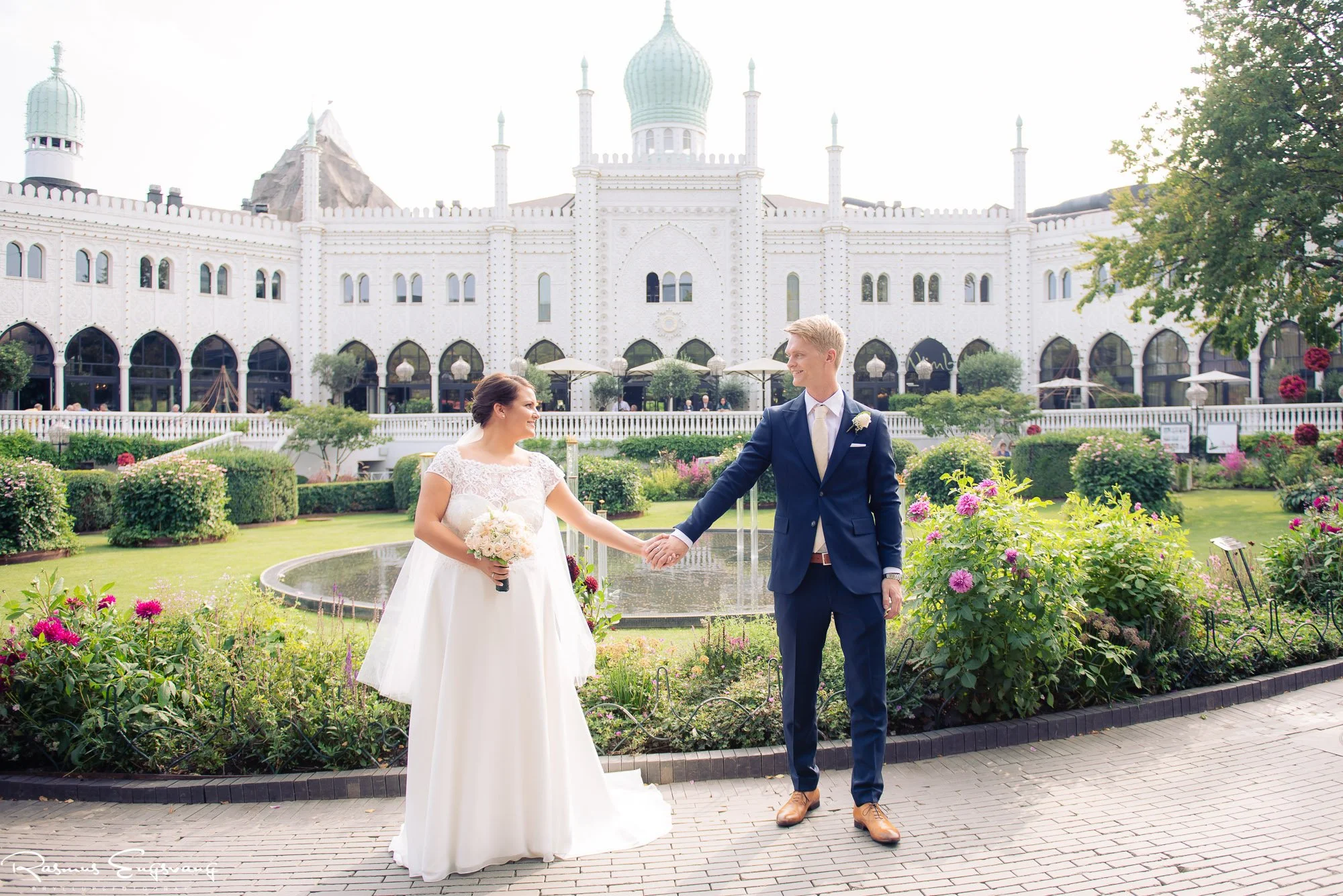 I Tivoli står brudeparret foran NIMB
