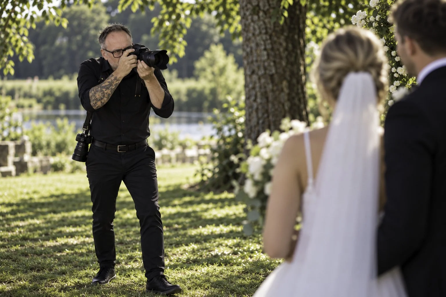 Fotograf Rasmus Engsvang fotograferer et brudepar