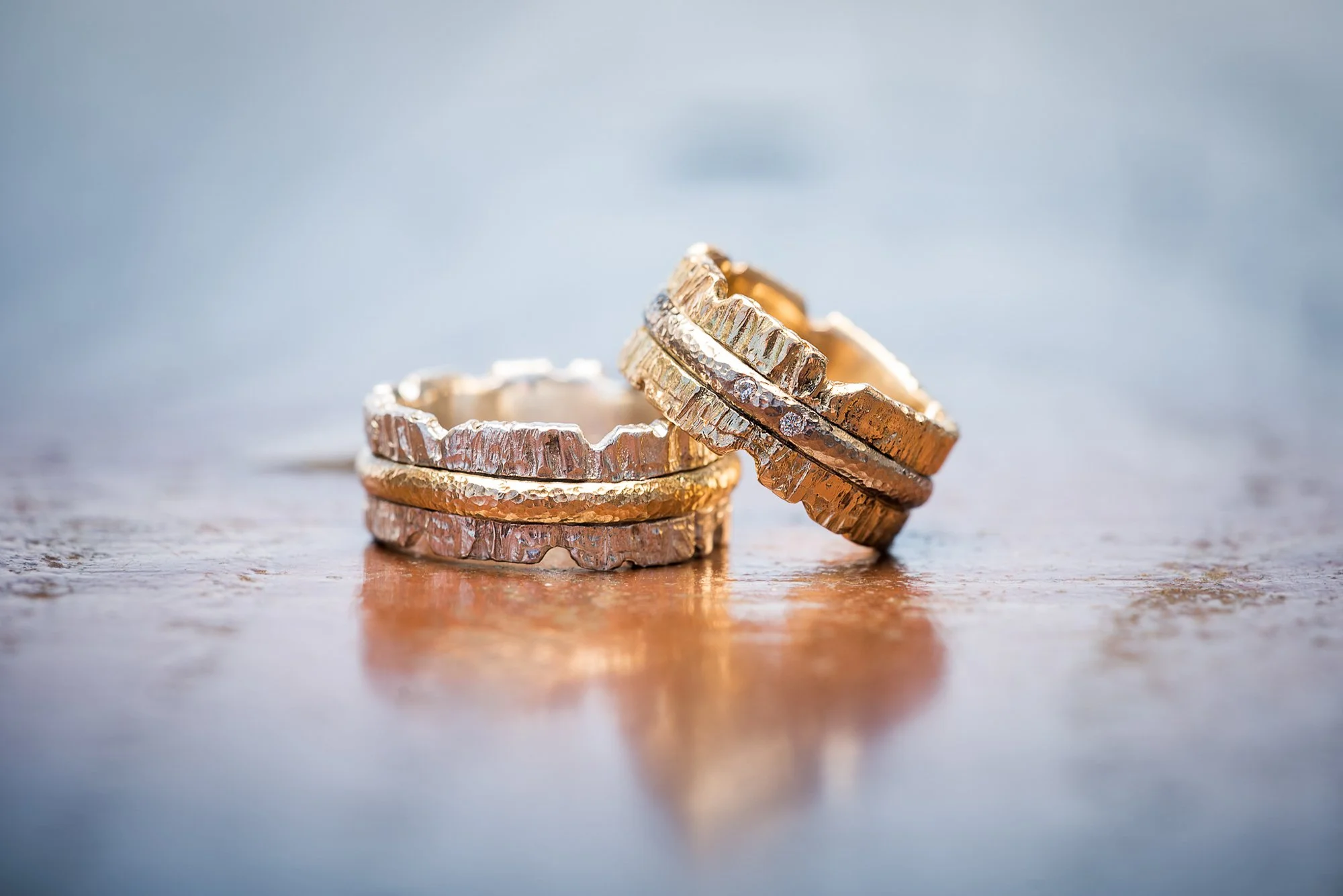 Vielsesringe i guld – detalje fra et bryllup fotograferet af bryllupsfotograf Rasmus Engsvang