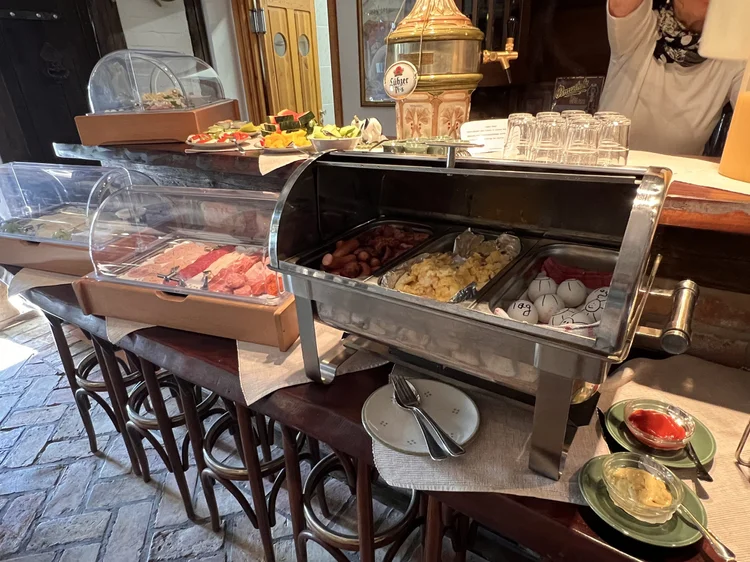 Buffet-Theke mit Zapfanlage, Säften und Wärmebehältern