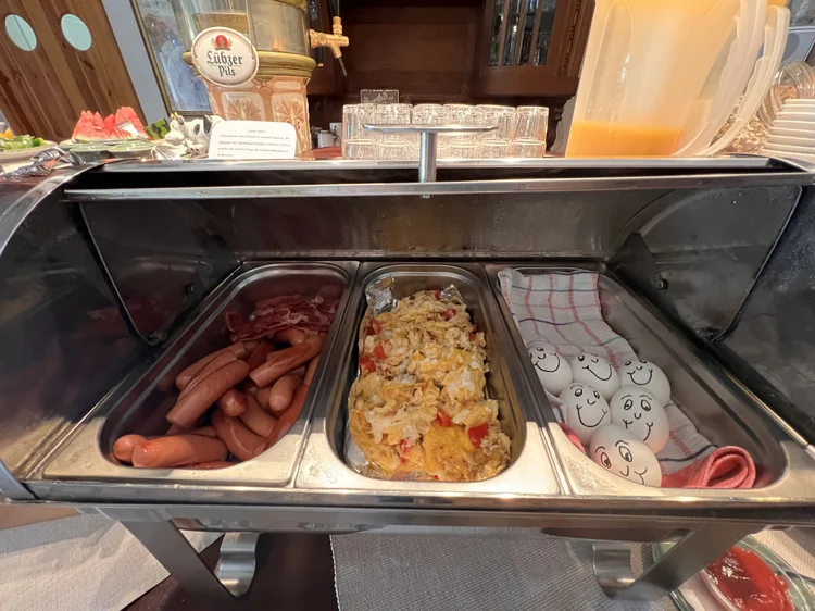 Warmes Buffet mit Würstchen und Rührei