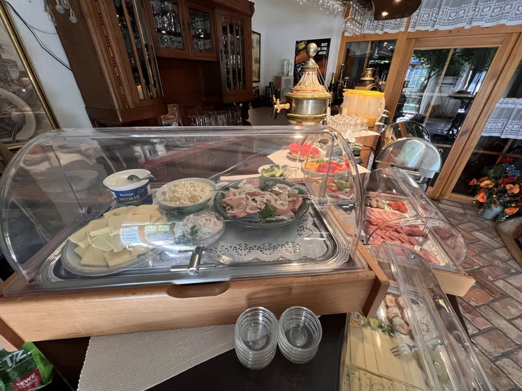 Kaltes Buffet mit Käse, Fisch und Salaten im Eventraum