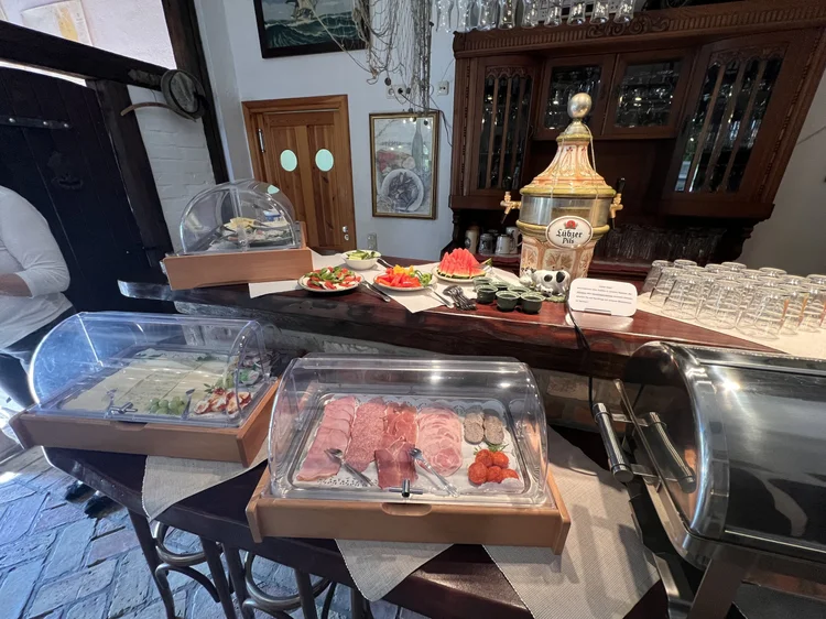 Buffet mit Zapfanlage im Frühstücks- und Eventraum der Pension Schmelzer