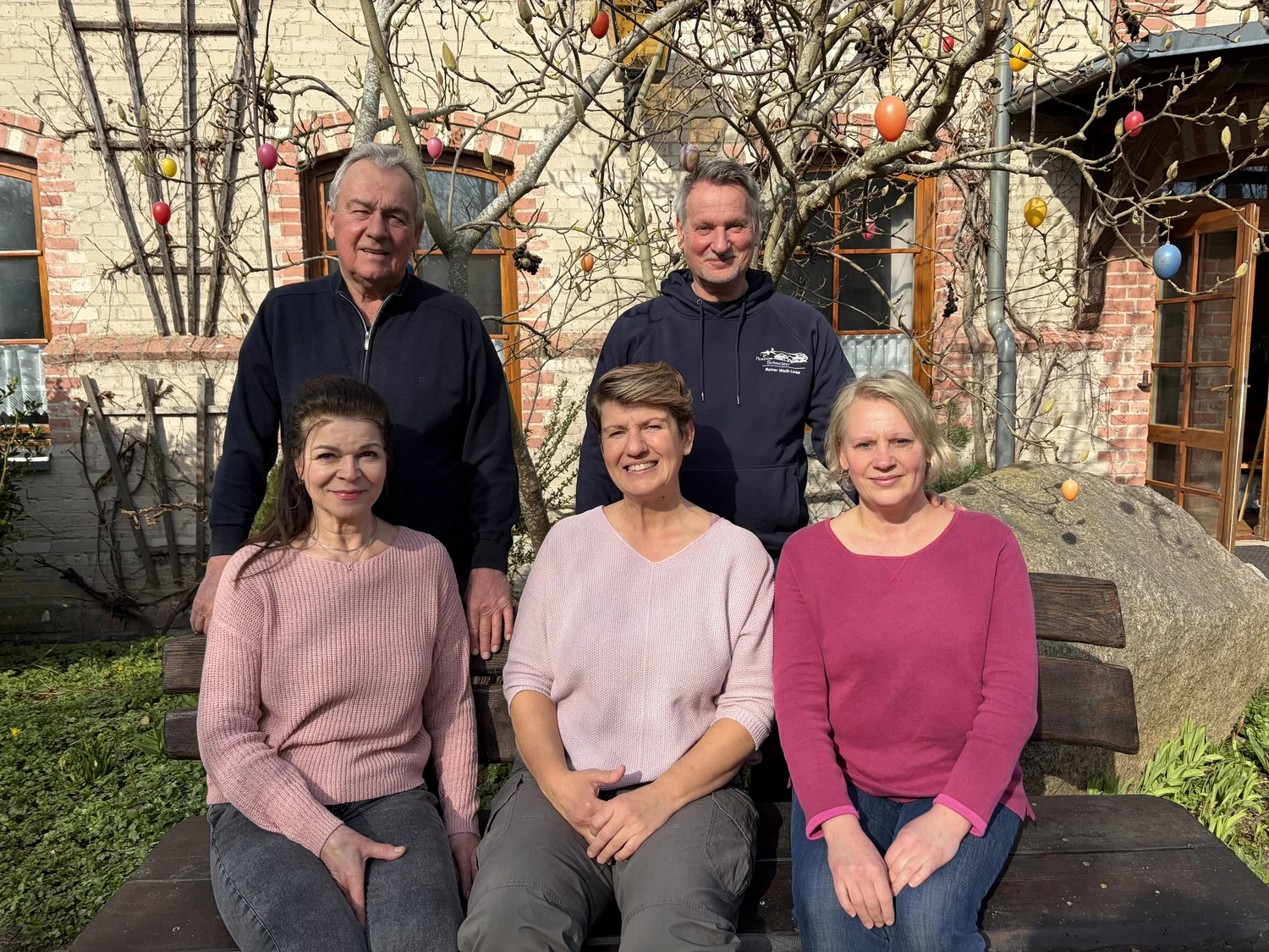 Das Team der Pension Schmelzer vor dem Haus