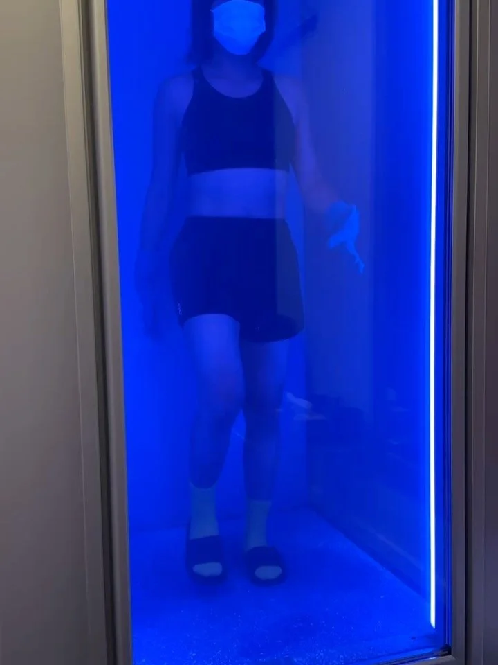 I tried something new today 🤩
My physio has a cryotherapy chamber (-90C) and let me try a 5-minute session. Here&rsquo;s how it went:

* 00:30: Inhale-nose. Exhale-mouth. Oh this is eeeeasy. 
* 1:00: oh crap. Only 1-minute down??
* 1:30: teeth chatt