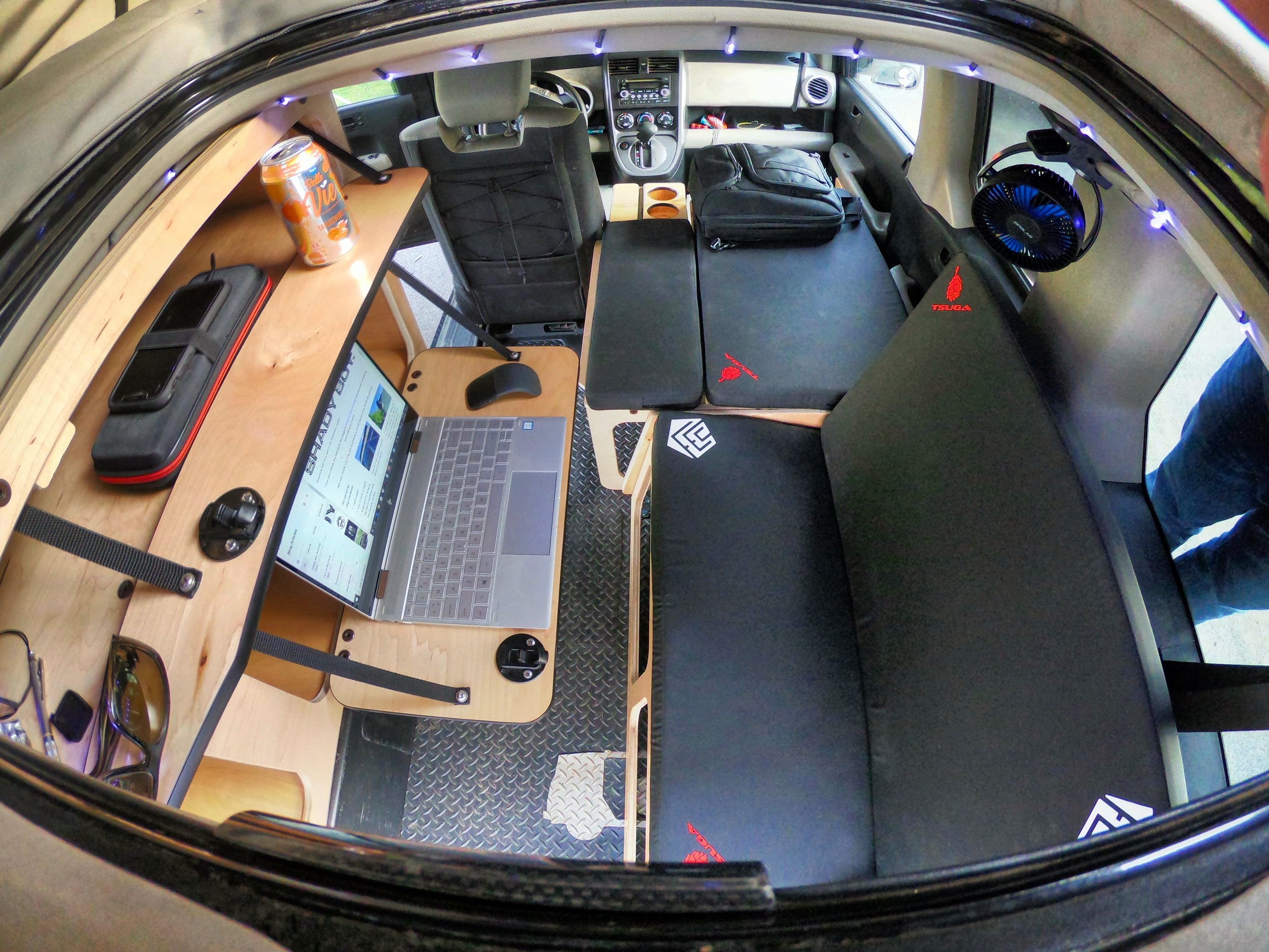  When used in combination with the Bench it creates the perfect mobile office. 