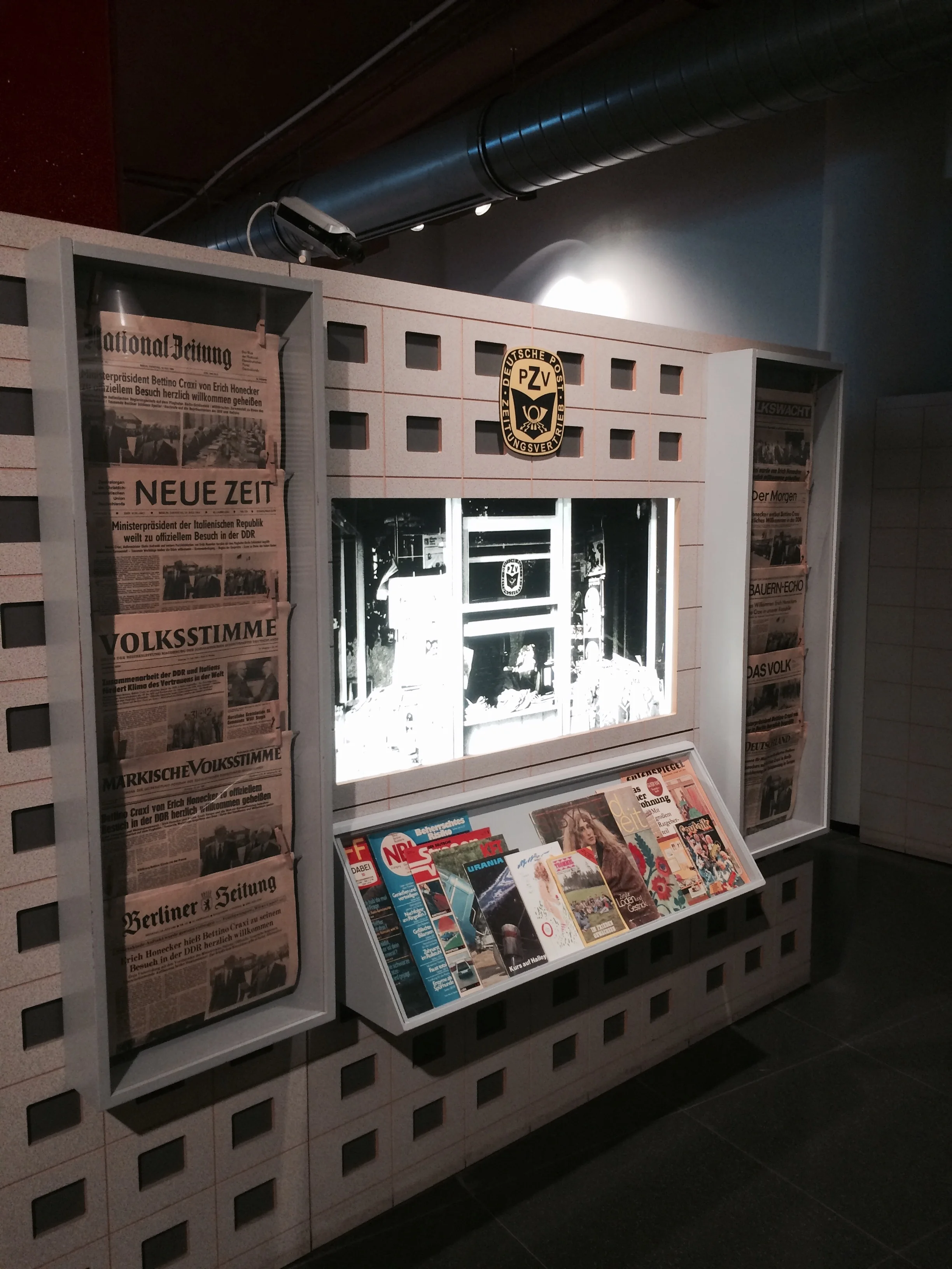 General exhibition case design, objects presented without having to open cabinets