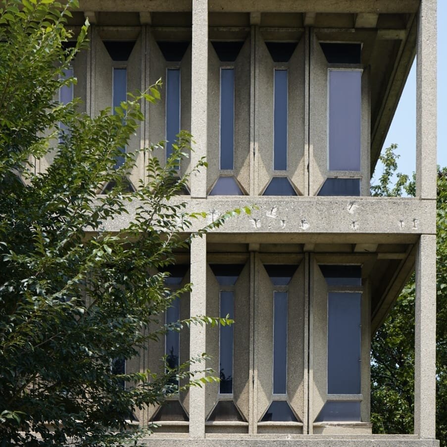 When I moved to Chicago over a decade ago and started hanging out with @moximitre who lived down by UIC, I was drawn to the ugly/beautiful, definitely not very welcoming architecture in the original loop campus. Finally made the time to walk around a