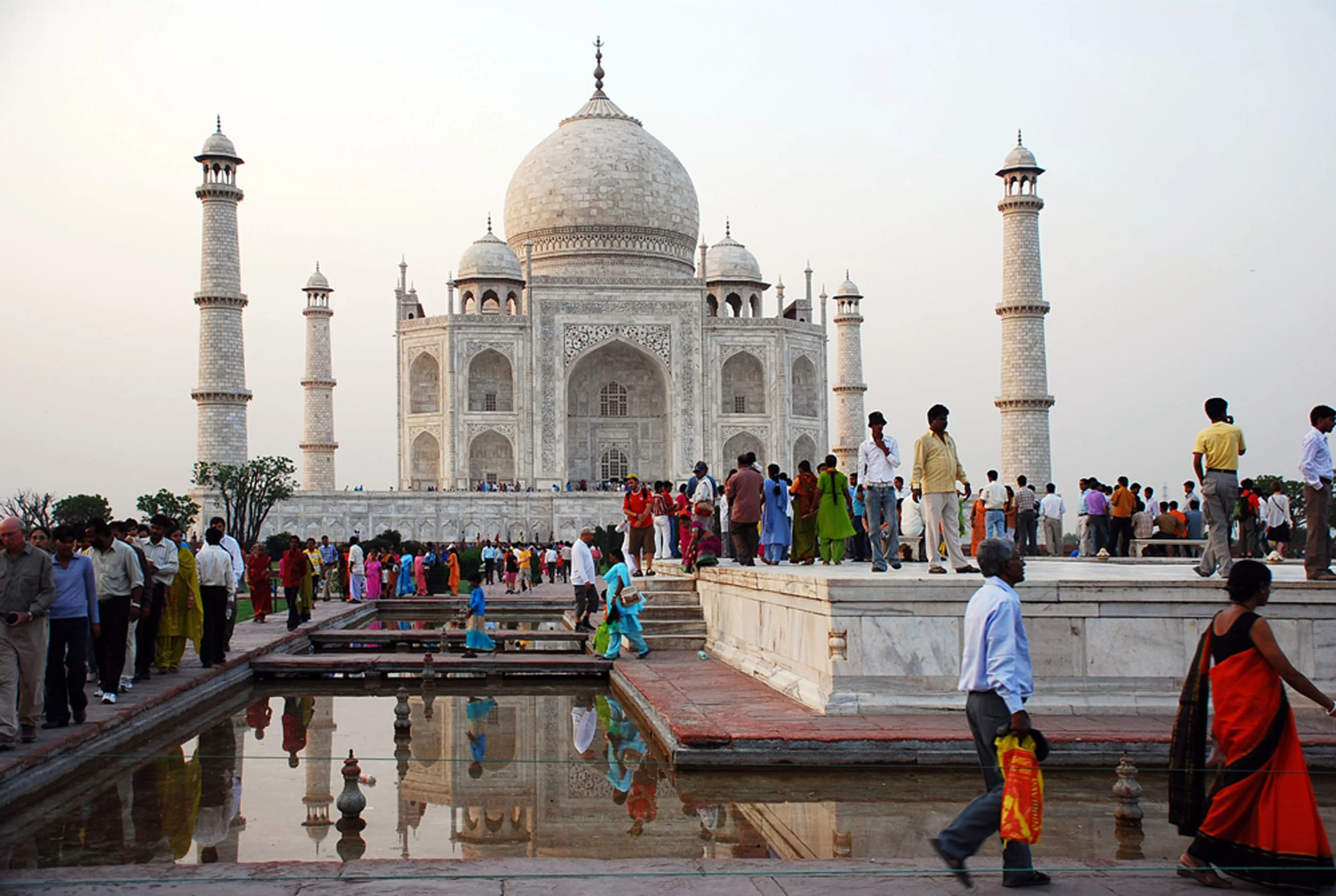 Colours at the Taj Mahal 2.jpg