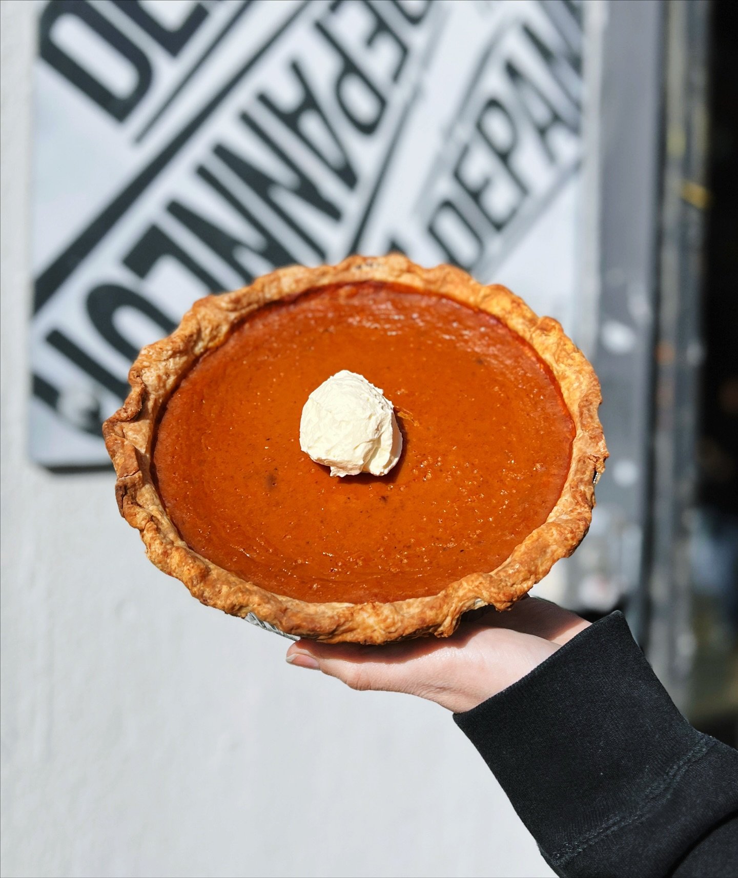 Thanksgiving pies are here! 🥧  We&rsquo;ve teamed up with @kowloon.baby (aka Chef Stasia de Tilly, CDC at L&rsquo;Ap&eacute;ro by @lappartment4f) to bring you two special homemade pies for the holiday season:

✨ Burnt Caramel Pumpkin Pie
✨ Syracuse 