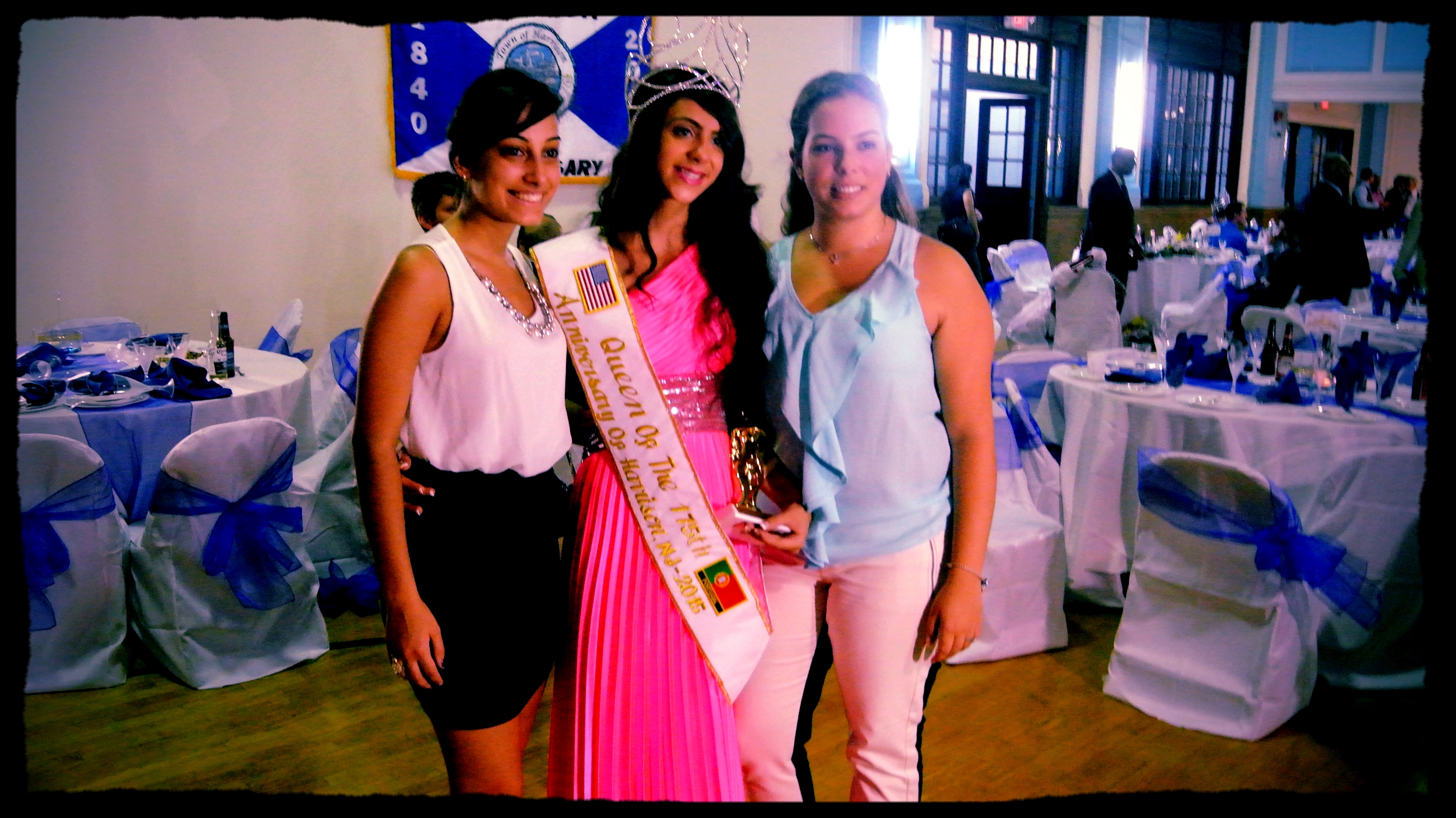 Queen Catia Alves (center)