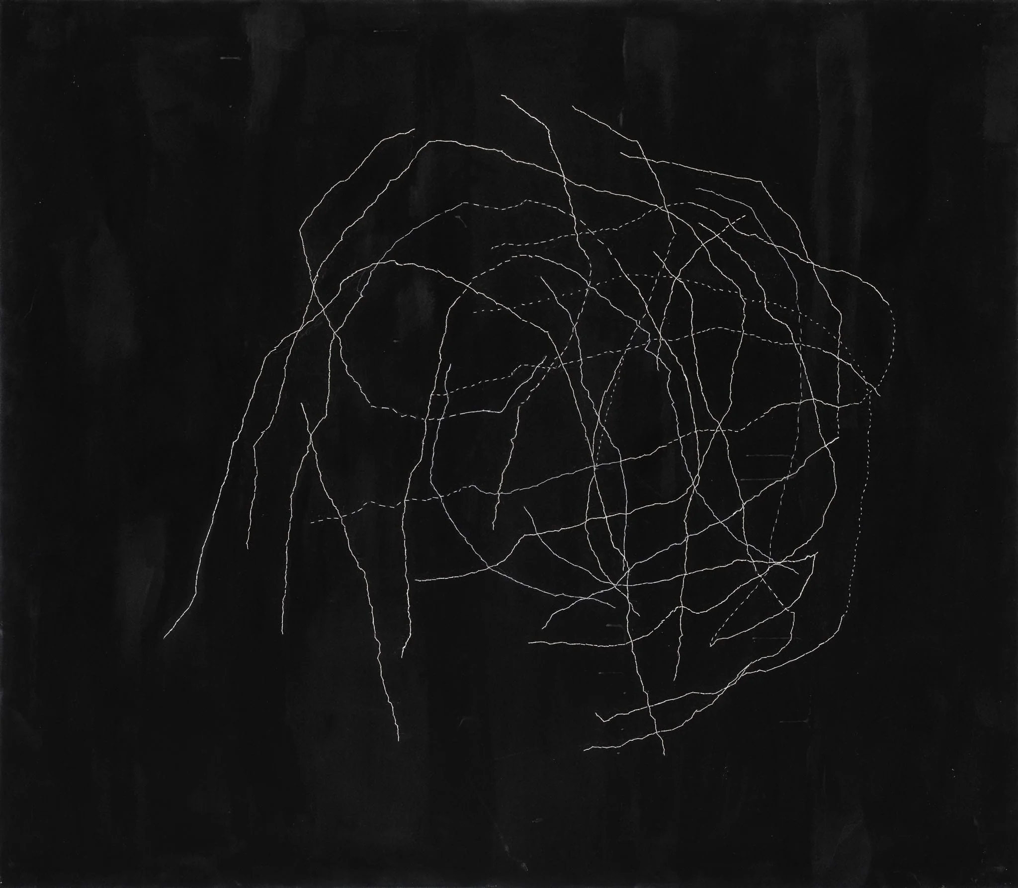 Hvit lintråd og gulltråd sydd på sort gesso, format 100x115cm