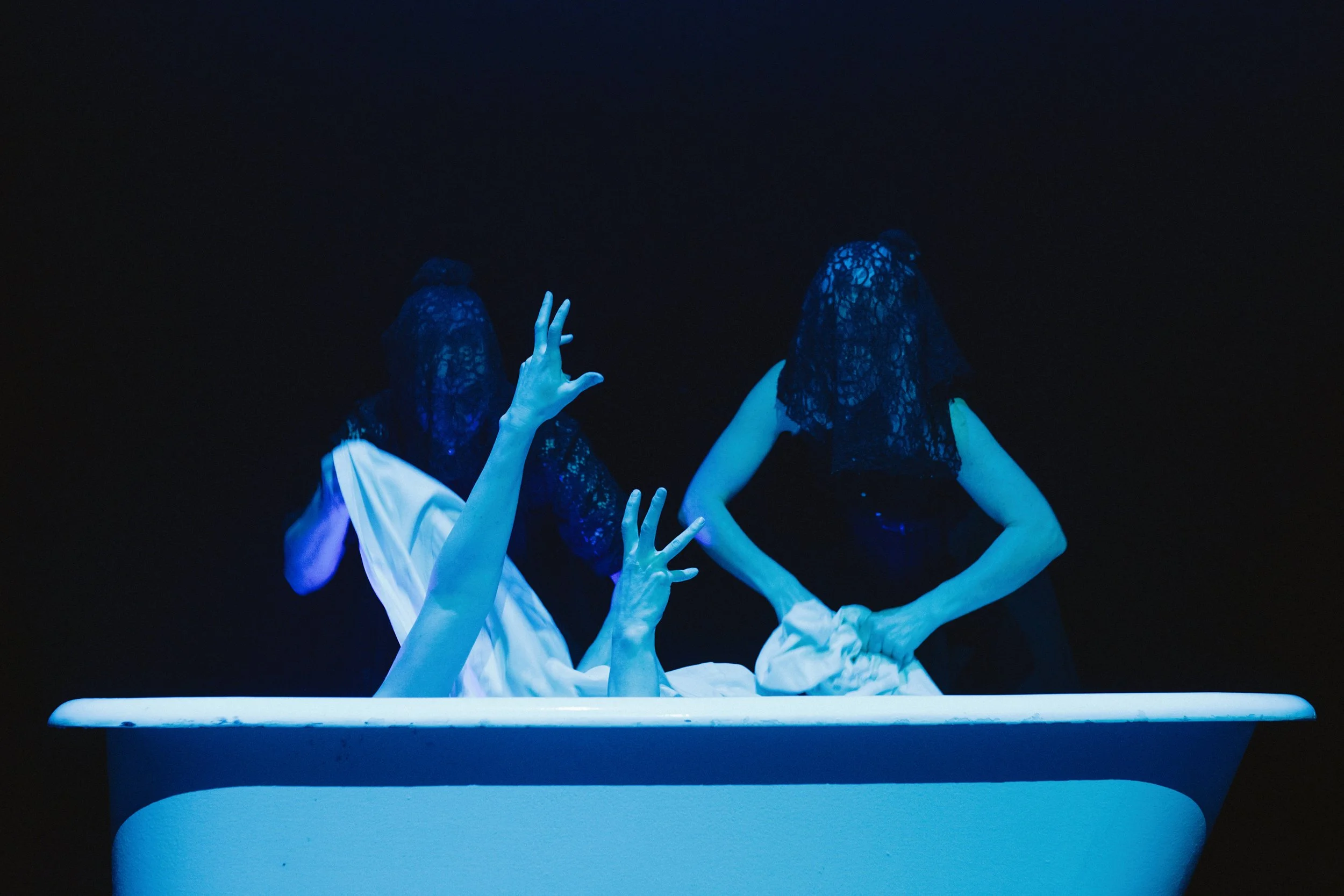 Frontier-Eric_Pic_Bathtub_Drowning.jpg