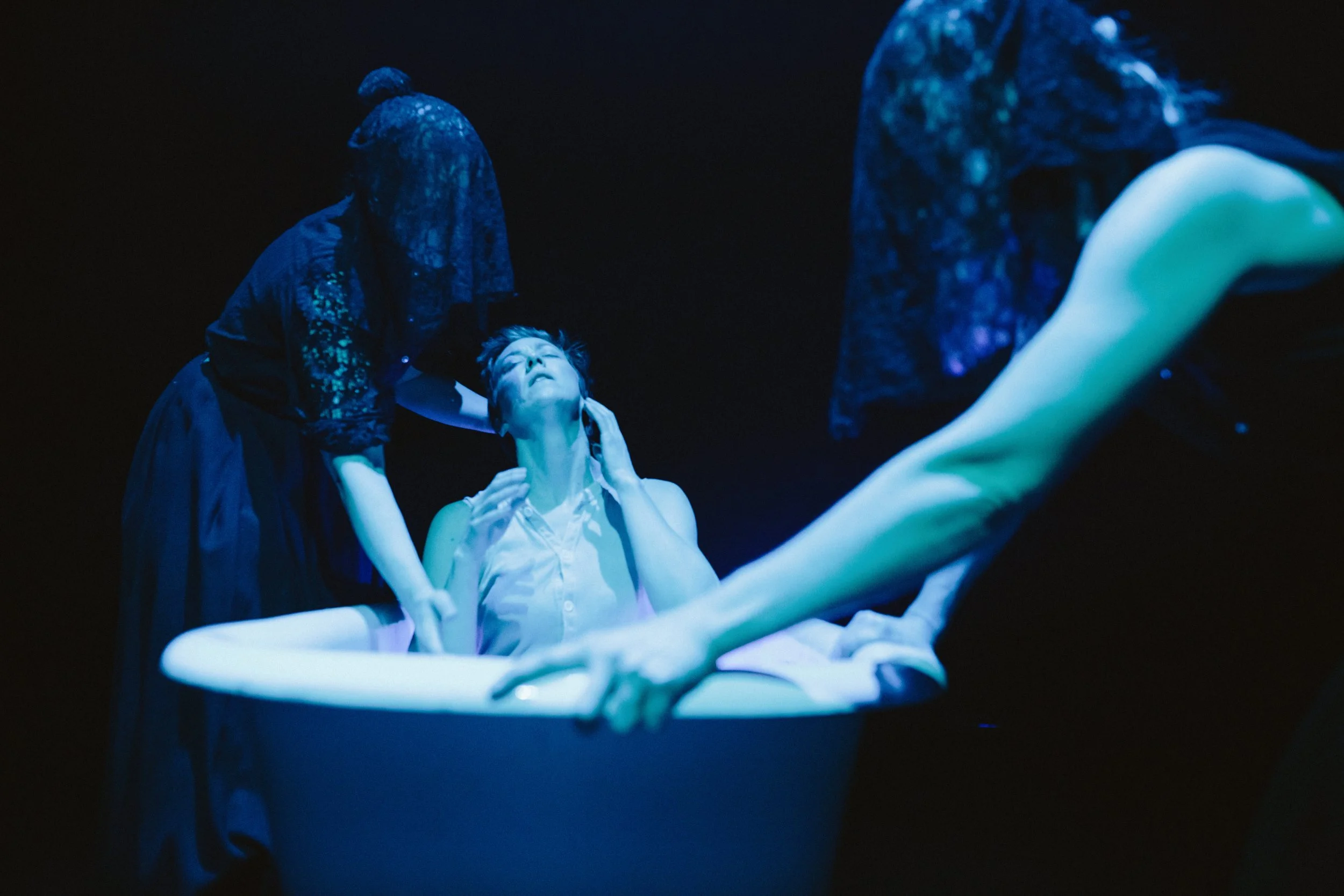 Frontier-Eric_Pic_Bathtub_Care.jpg