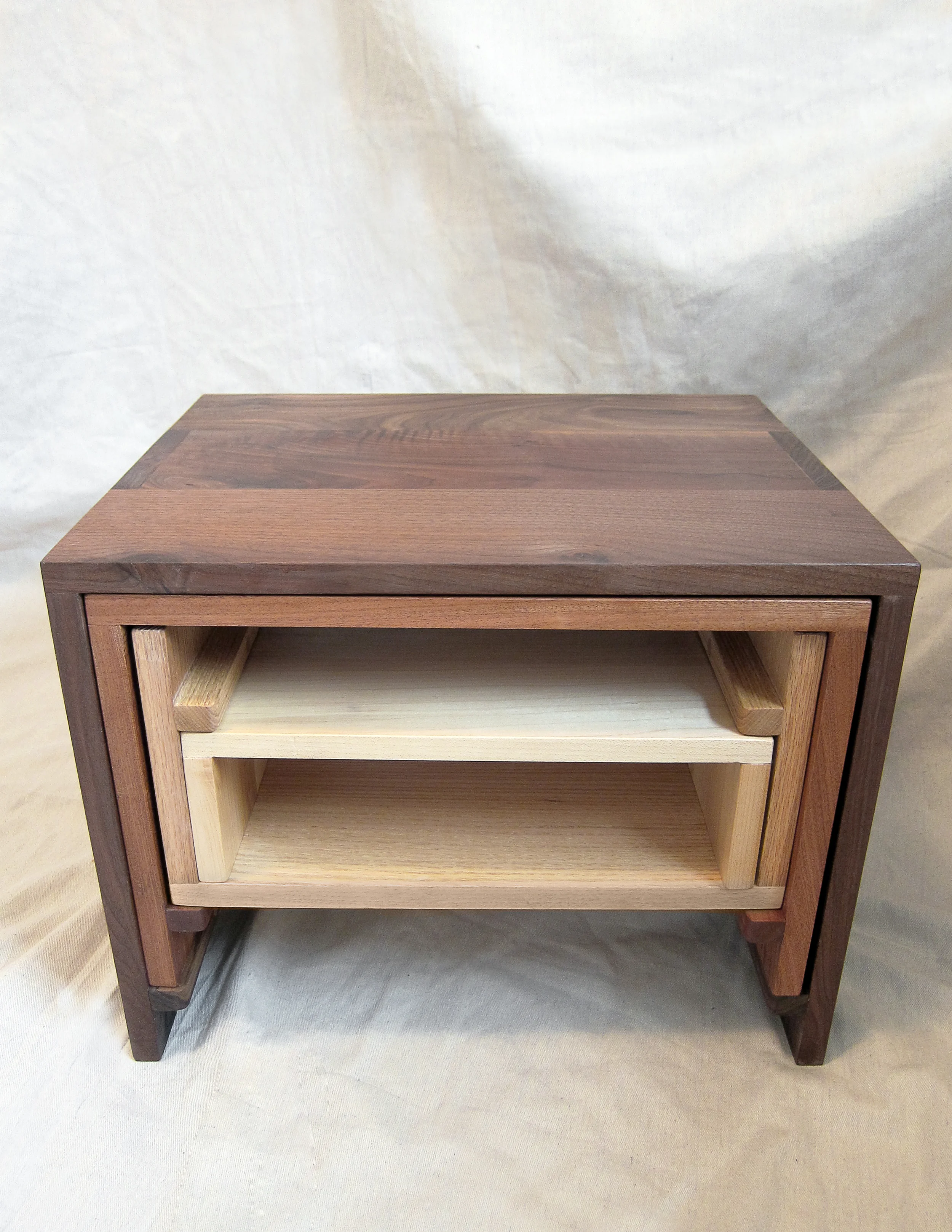Rhine-Artisan-nesting-table04.jpg