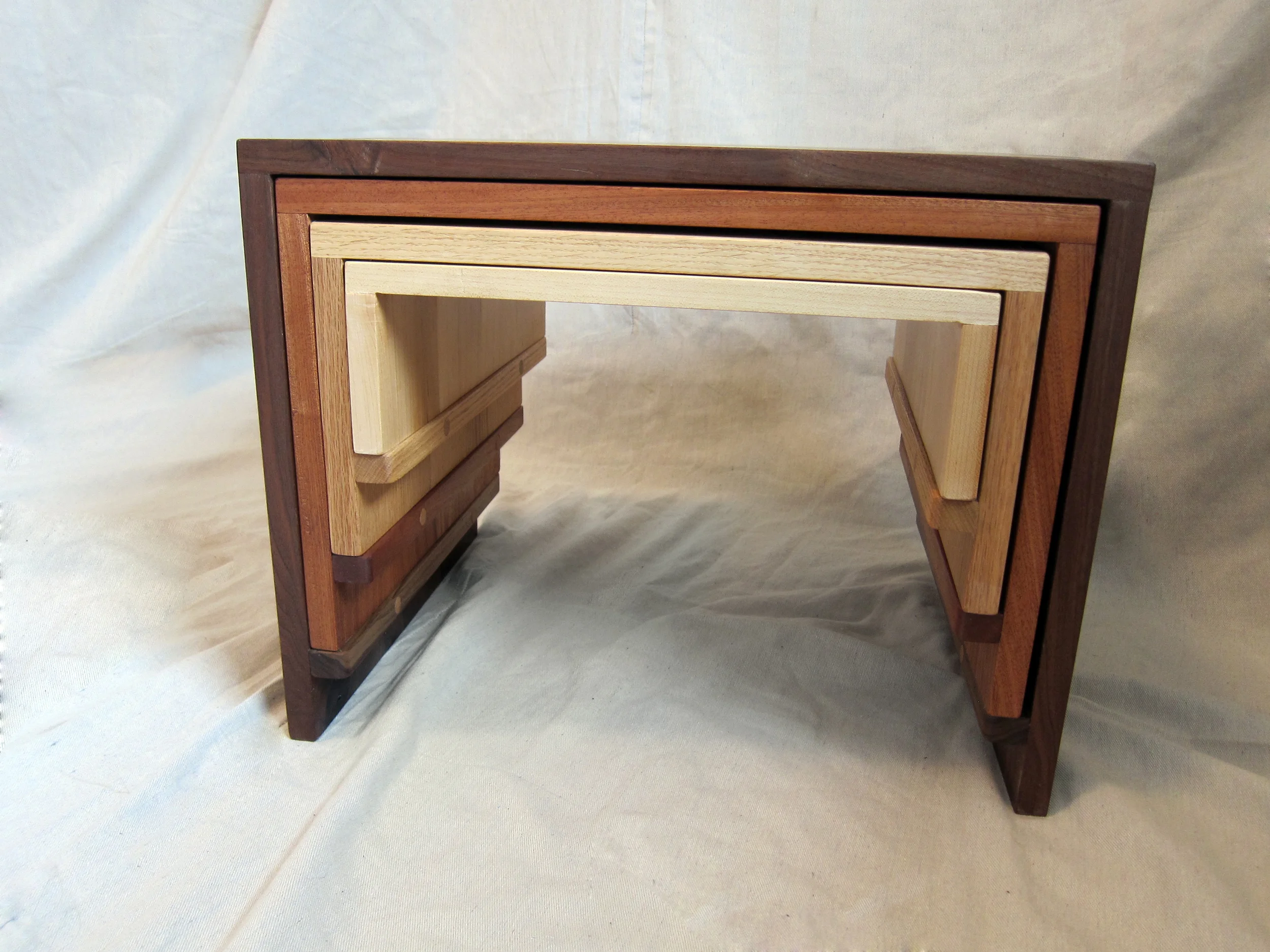 Rhine-Artisan-nesting-table02.jpg
