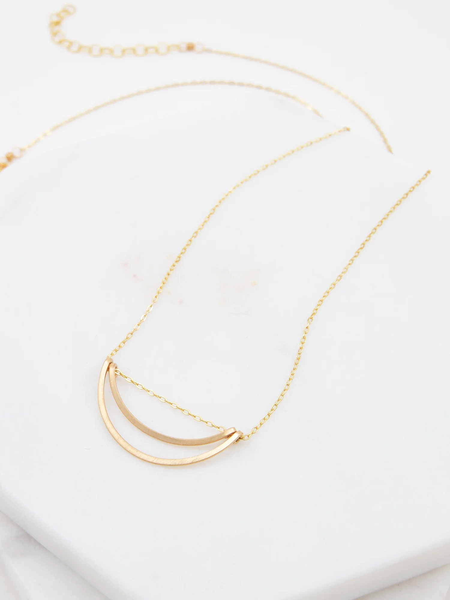 minimalhammeredgoldnecklace5.jpg