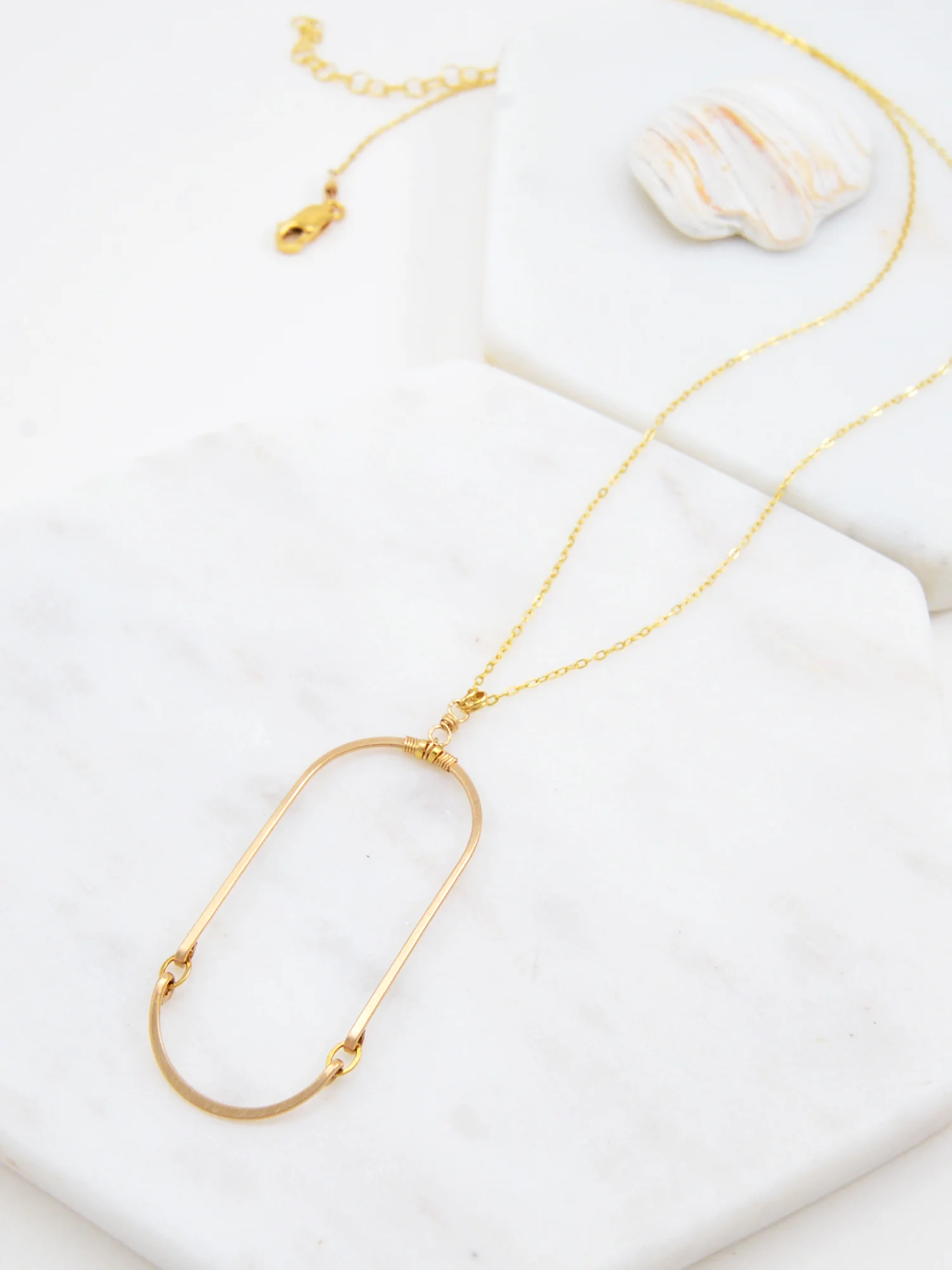 minimalgoldovalnecklace2.jpg