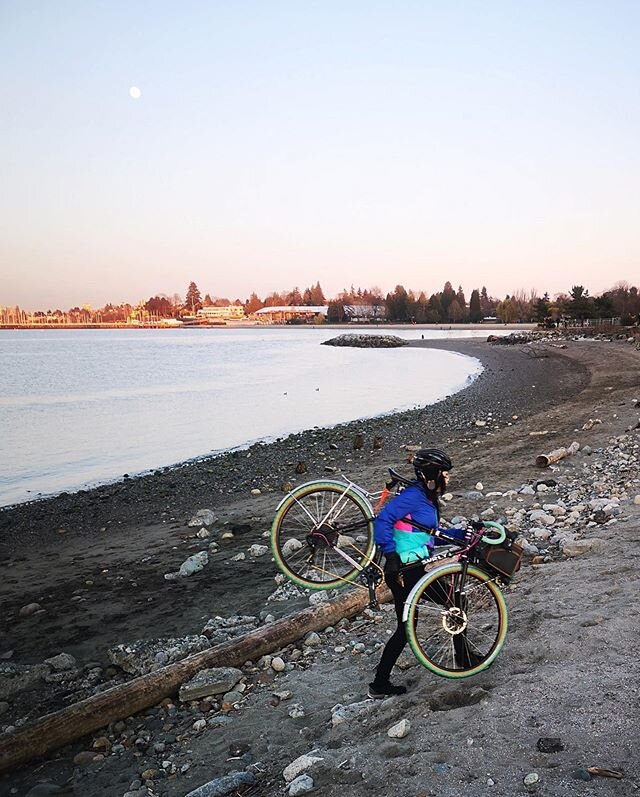 Riding in the evening to get cardio, avoid humans and enjoy sunsets with @downtofun. I hope you got to see the big beautiful moon this week! ✨🌝✨ 🌅 🚴&zwj;♀️🚴&zwj;♂️🌸 #socialdistancecycling #lifestylecontent #sunsetride #fullmoon #moonridekingdom 