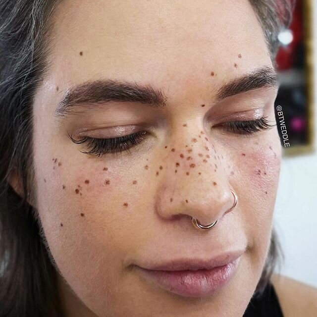 Fresh freckles and healed brows that I tattooed back in the Beforetimes. Missing all of your beautiful faces! .
.
.
#cosmetictattoo #pmu #spmu #semipermanentmakeup #permanentmakeup #micropigmentation #mua #healedmicroblading #microblading #brows #van