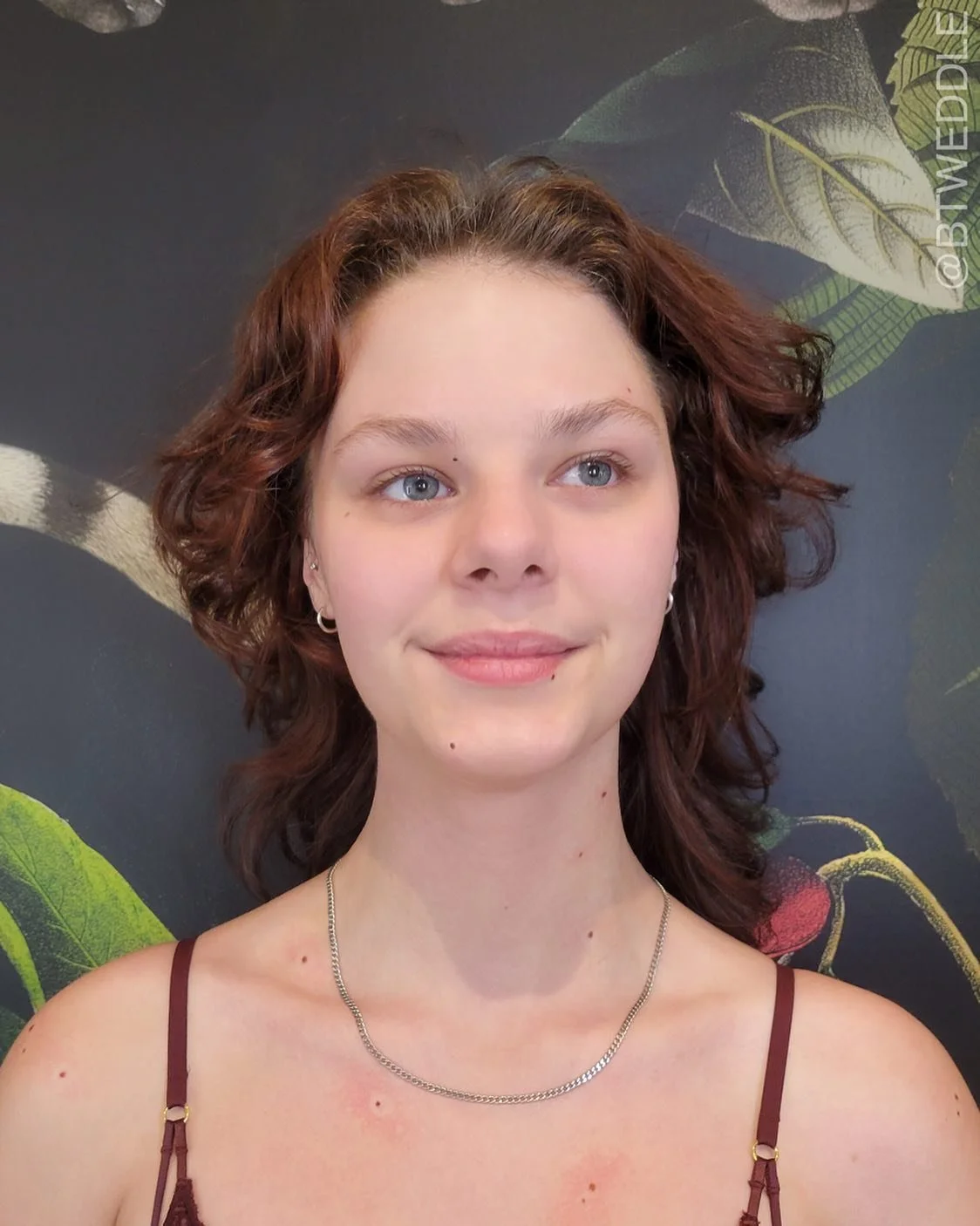 For something a little bit different - we did some beautiful moles/beauty marks sprinkled across the shoulders, neck and face! 
Isn't a beauty mark just a freckle with a little more ✨drama✨?
.
.
.
.
.
.
.
.
#freckle #beautymark #freckles #bfreckle #c