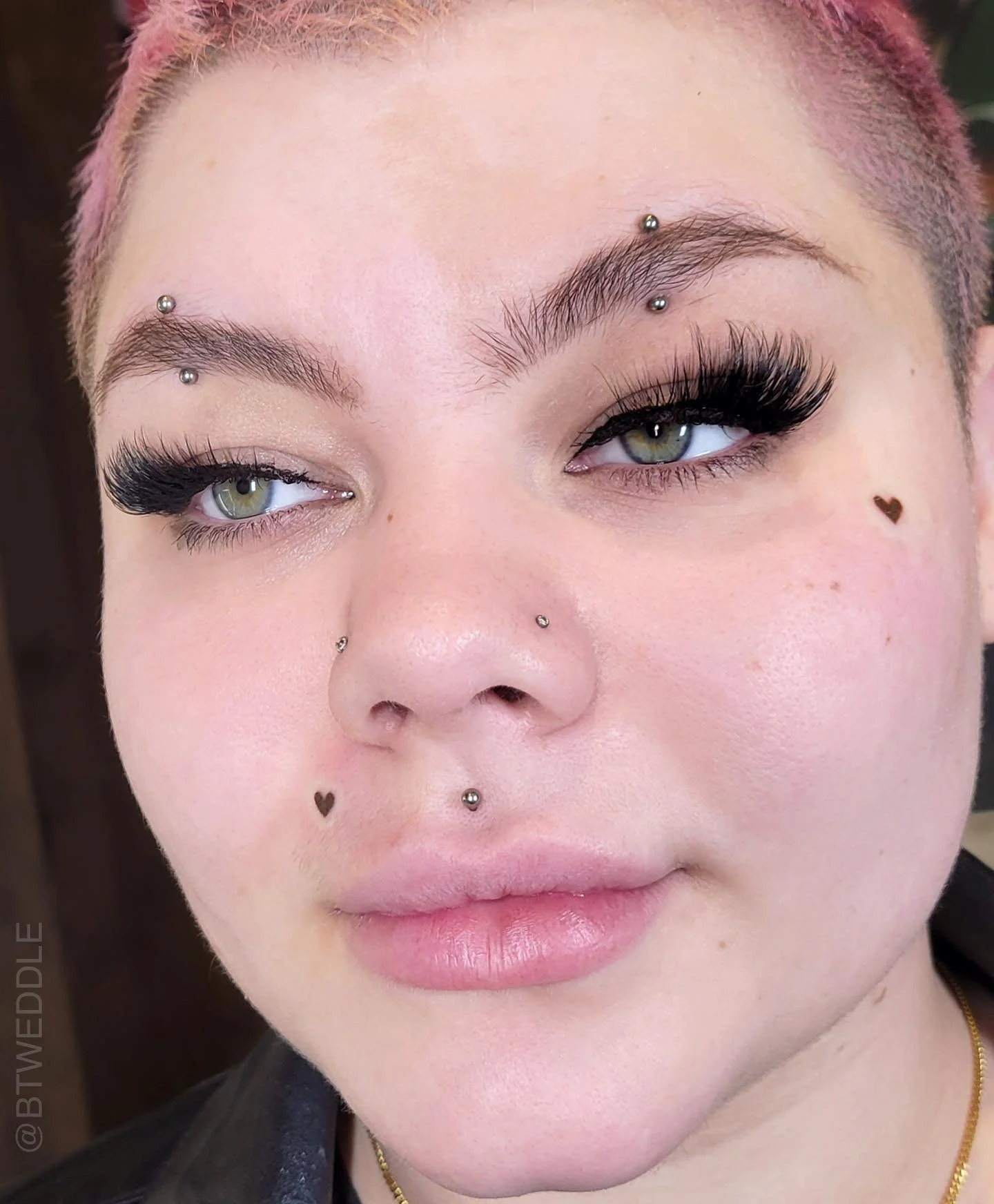 Two ✨extra fancy✨ heart-shaped beauty marks I got to do recently! 

And check out those beautiful paired eyebrow piercings that @aliya_jordan_ did a little while ago too. 😍
.
.
.
.
.
.
#vancouvertattoo #gastown #vancouvermua #mua #pmu #spmu #beautym