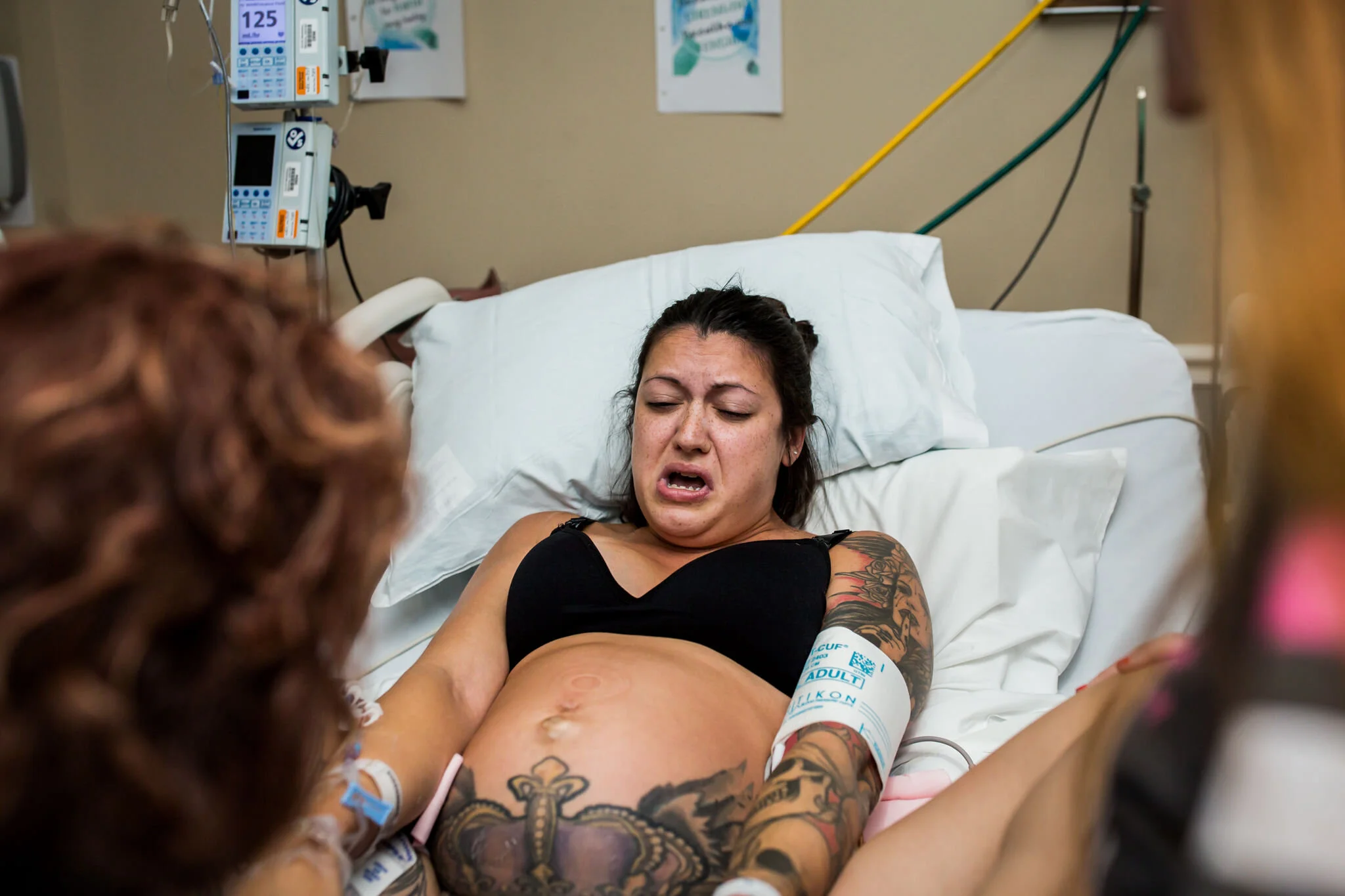 mom pushes last push during hospital birth
