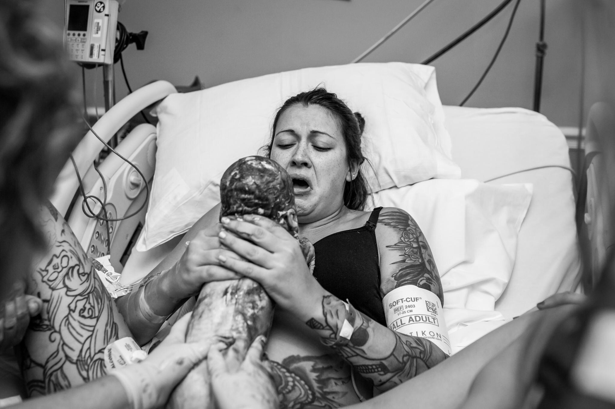 mom pulls out her own baby during hospital birth