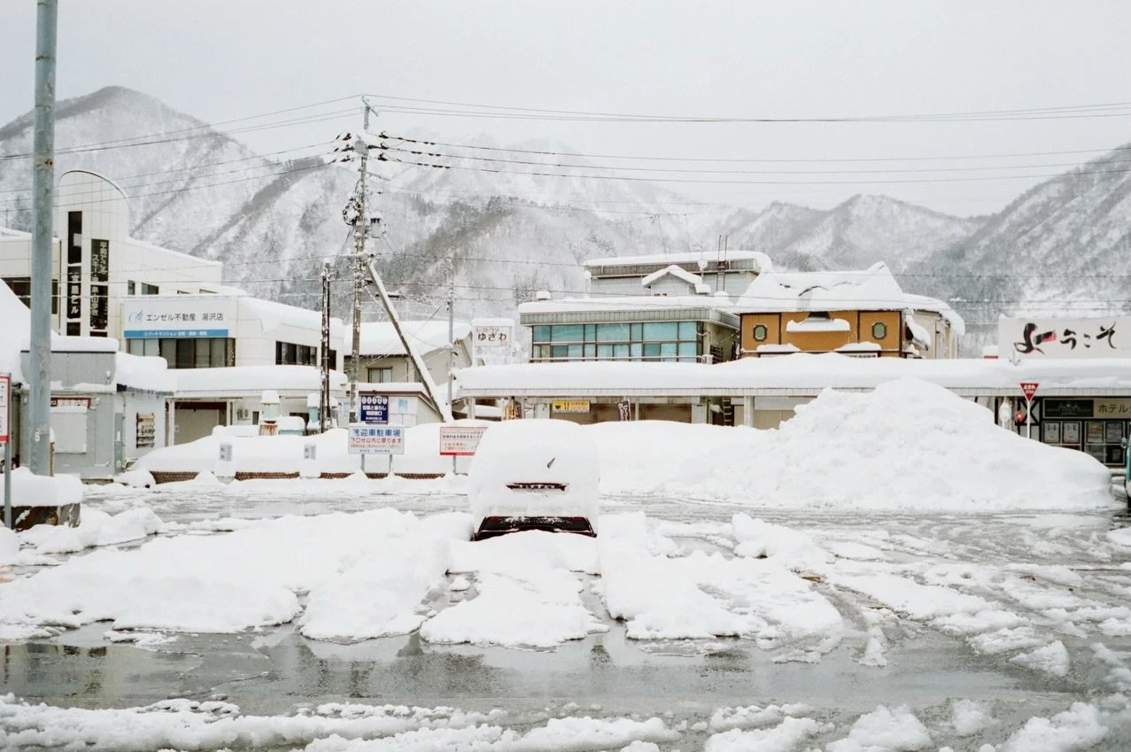 One of the best part of shooting film is all the film stocks we can shoot and experiment with. 
⠀⠀⠀⠀⠀⠀⠀⠀⠀
I hoarded Fuji Superia xtra when it was discontinued and It was so so fun pulling it out of the deep freezer and shooting it at Yuzawa this time