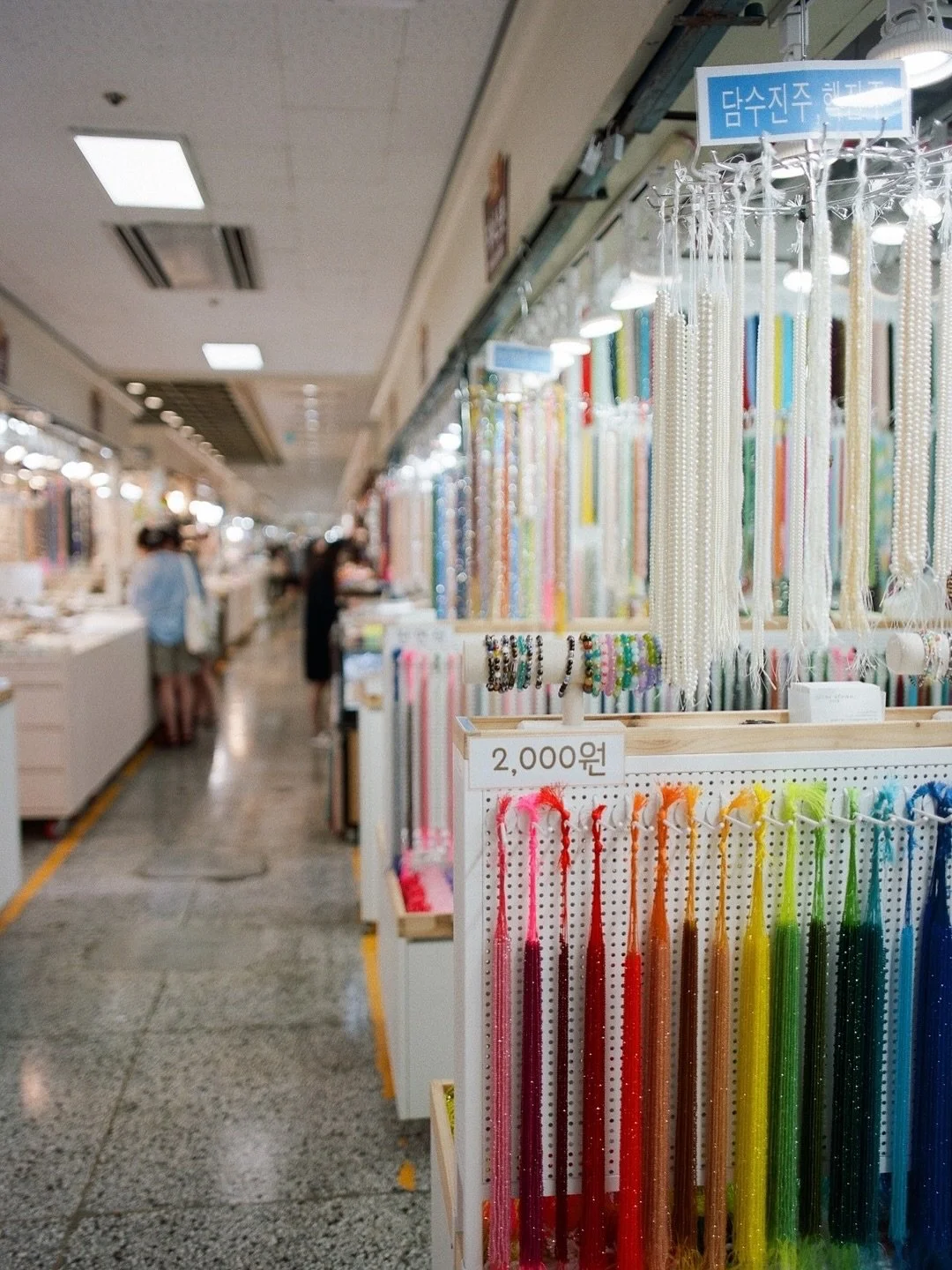 Last night I found my happy face ring that I purchased from this market in Seoul a few years ago and it made me reminisce a little. 
⠀⠀⠀⠀⠀⠀⠀⠀⠀
Wish we could teleport there right about now - browse all kinds of fun things, craft,  and end the day with