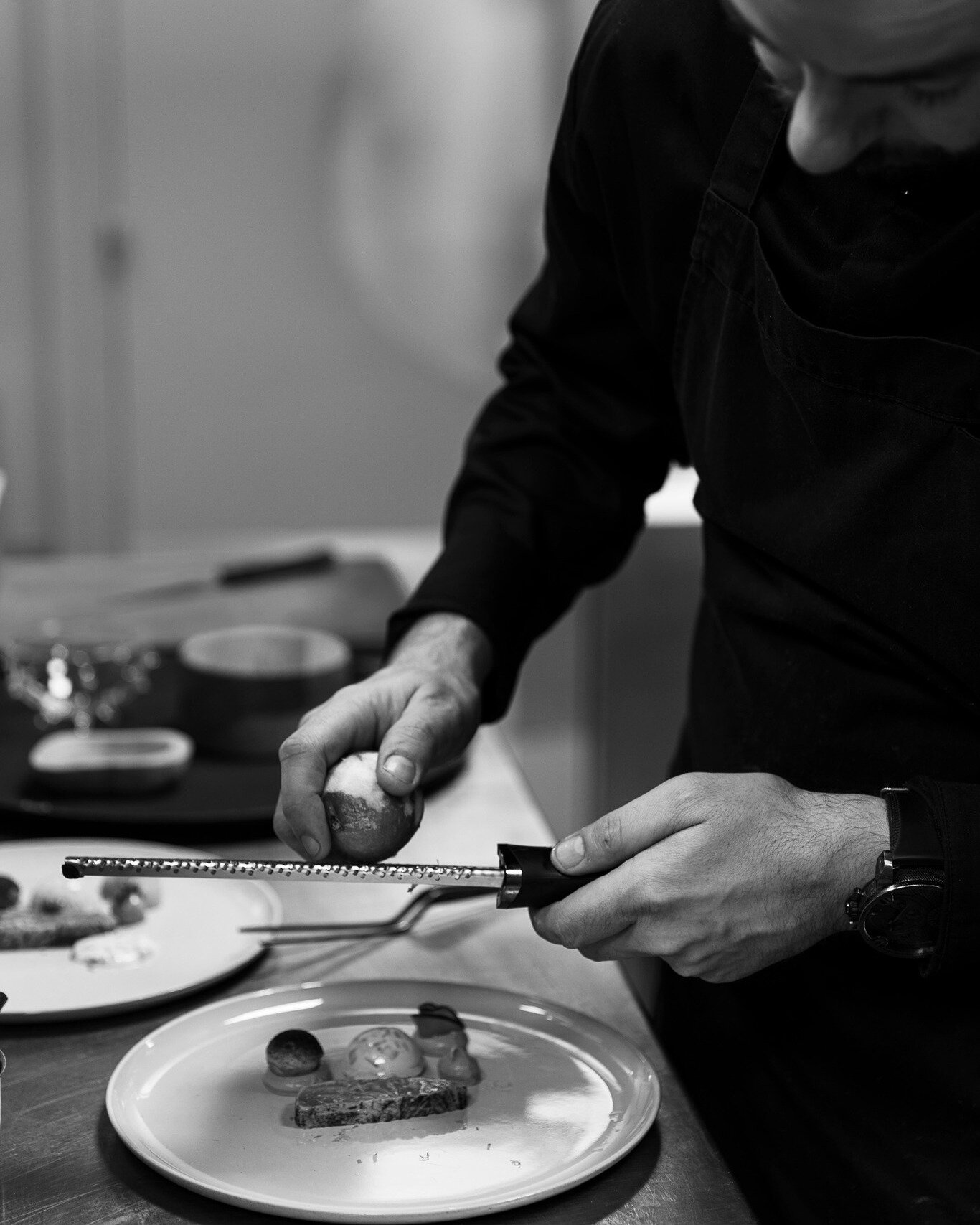 Ici... L'harmonie r&egrave;gne en ma&icirc;tre 👌
Pr&eacute;cision et minutie des gestes en cuisine au service d'assiettes savoureuses et raffin&eacute;es en salle ✨ 

➤ &Agrave; retrouver &agrave; notre table gastronomique &eacute;toil&eacute;e de l