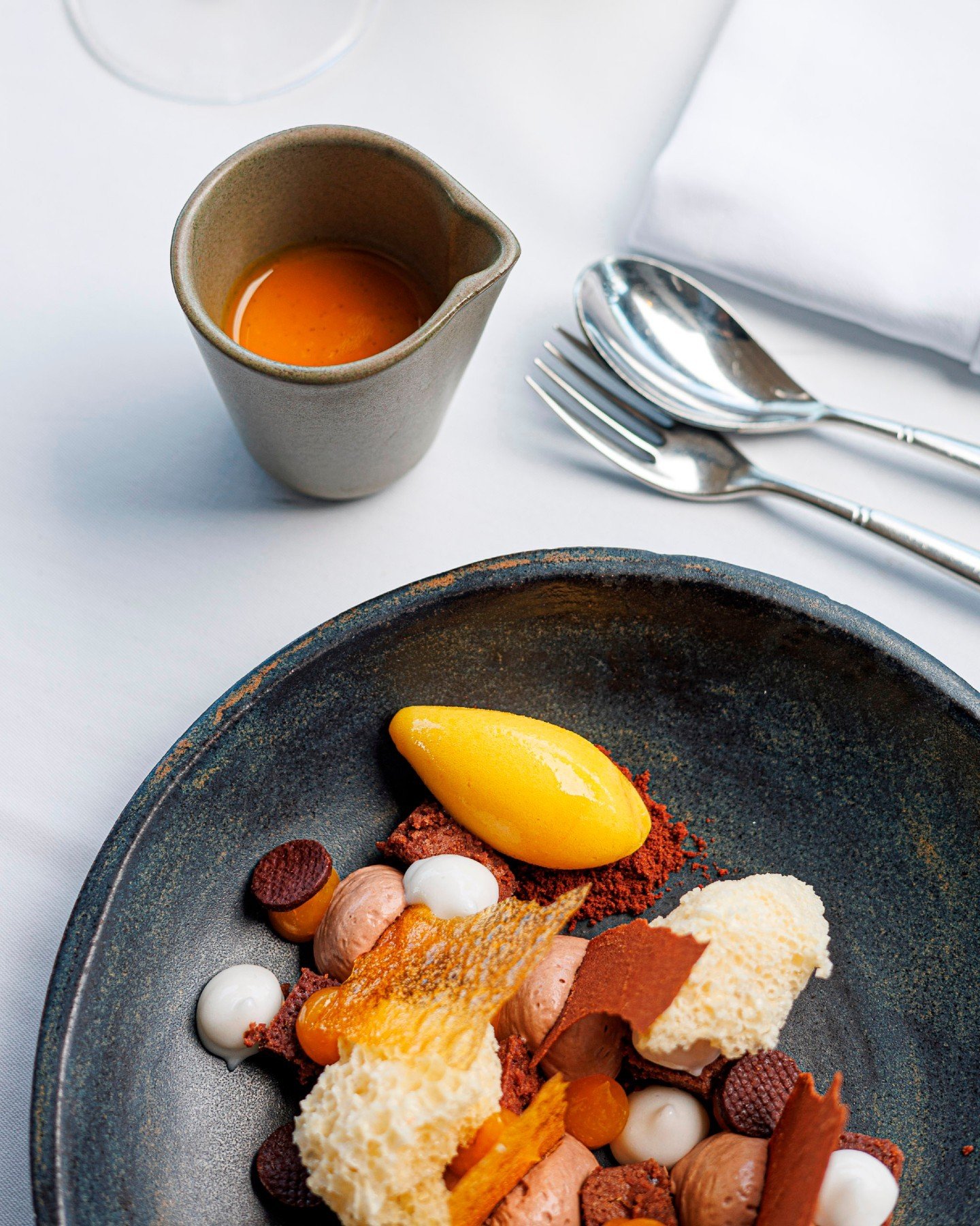 Parfait mariage 🤎
Quand l&rsquo;intensit&eacute; du chocolat rencontre la douceur exotique de la passion... Un &eacute;quilibre parfait entre amertume et fra&icirc;cheur.

‣ Laissez-vous tenter par les cr&eacute;ations signature de notre Chef &eacut