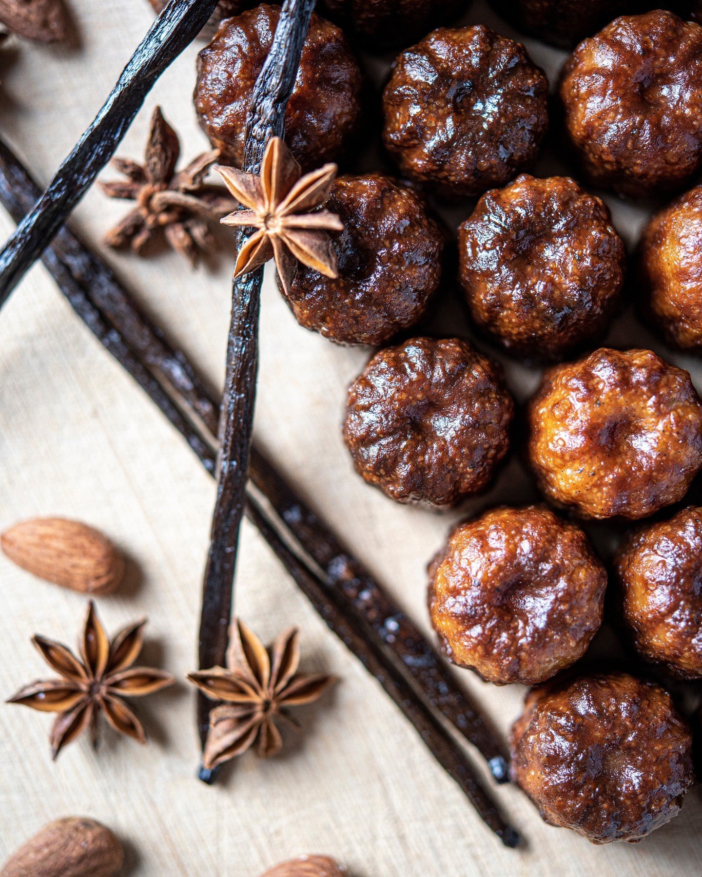 Po&eacute;sie en bouch&eacute;es 🤎
Nos cannel&eacute;s &agrave; la vanille... Nostalgiques de douceurs d'enfance.

✨ Une mignardise &agrave; d&eacute;couvrir en fin de repas.

📸 @annebouillot
#cannel&eacute; #cannel&eacute;s #gourmandise #islesurla