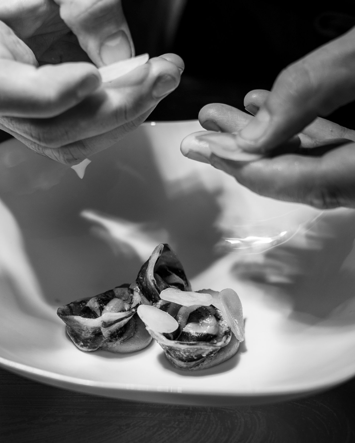 Sous les mains de notre brigade passionn&eacute;e, les cr&eacute;ations prennent naissance chaque jour dans notre laboratoire d'exception.
Pensez aux bons cadeaux 🎁 &agrave; mettre au pied du Sapin 🎄 (lien dans la bio @levivierrestaurant 🔝)

⭐️ Re