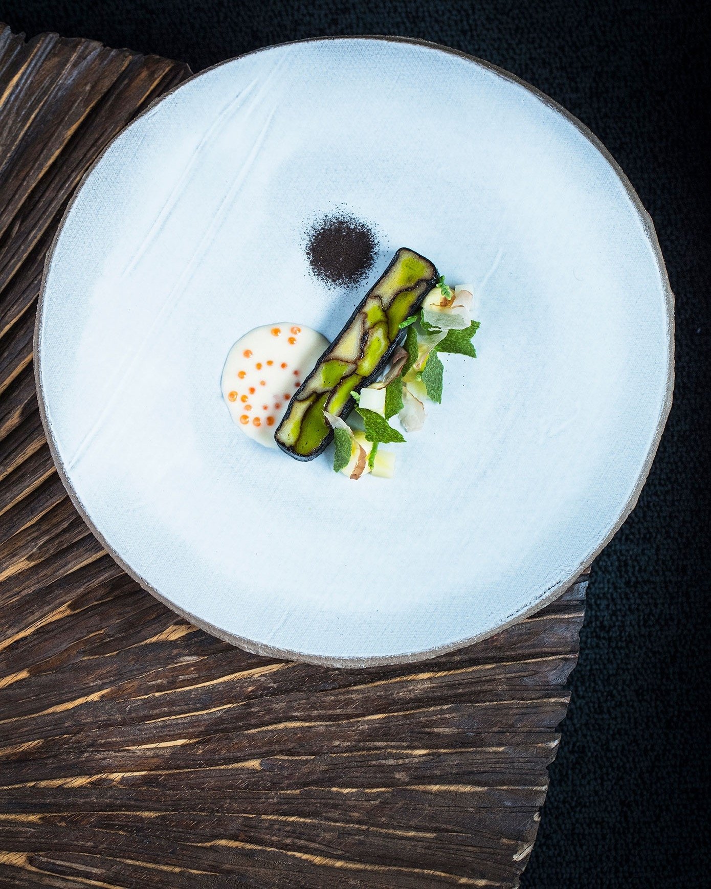Cr&eacute;ation du Chef @romaingandolphe 👨🏻&zwj;🍳
Poireaux Br&ucirc;l&eacute;s / Algues Nori / Raifort / Ratte / Beurre Yuzu / Oeufs de truite 🐟

J-7 avant la r&eacute;-ouverture, lien dans la bio @levivierrestaurant pour r&eacute;server votre ta