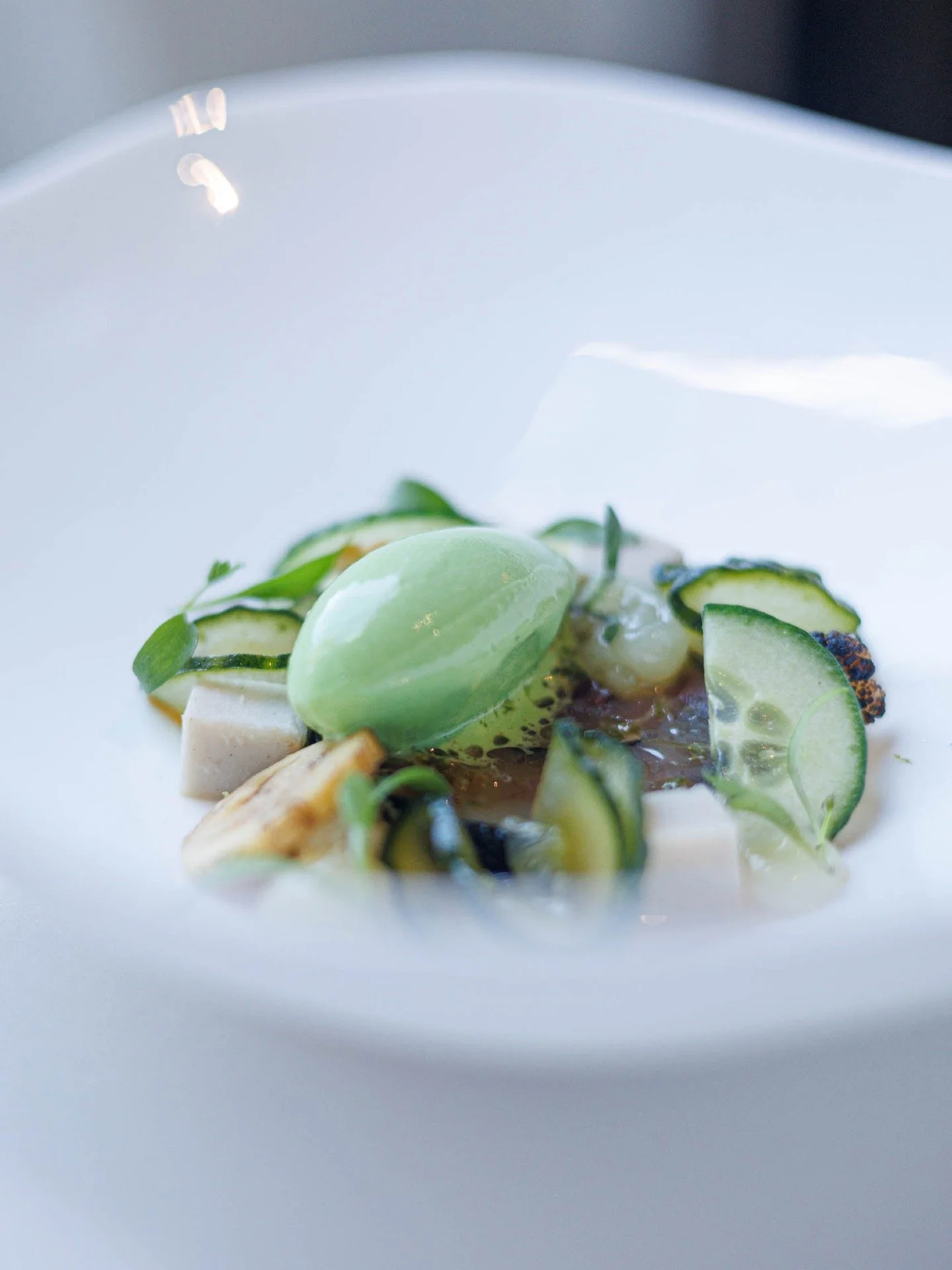 Une association iod&eacute;e, fra&icirc;che et exotique. ✨
➤ Maquereau / Mosa&iuml;que / Chou fleur / Banane / Coriandre / Vinaigrette Aka.

En une d&eacute;licate mosa&iuml;que, le maquereau s&rsquo;entrelace avec le chou-fleur et la douceur inatten