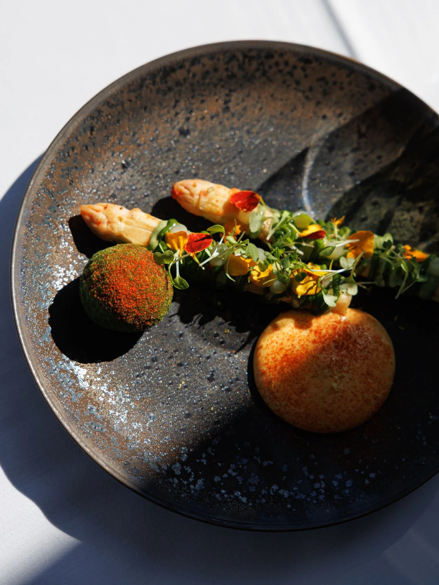 Asperge blanche / Barbecue / Herbes / &Eacute;corce de 🍋 / Choron 
➤ Produit de saison par excellence, l&rsquo;ASPERGE BLANCHE est travaill&eacute;e avec pr&eacute;cision. Saisie au barbecue, elle d&eacute;veloppe des notes l&eacute;g&egrave;rement 