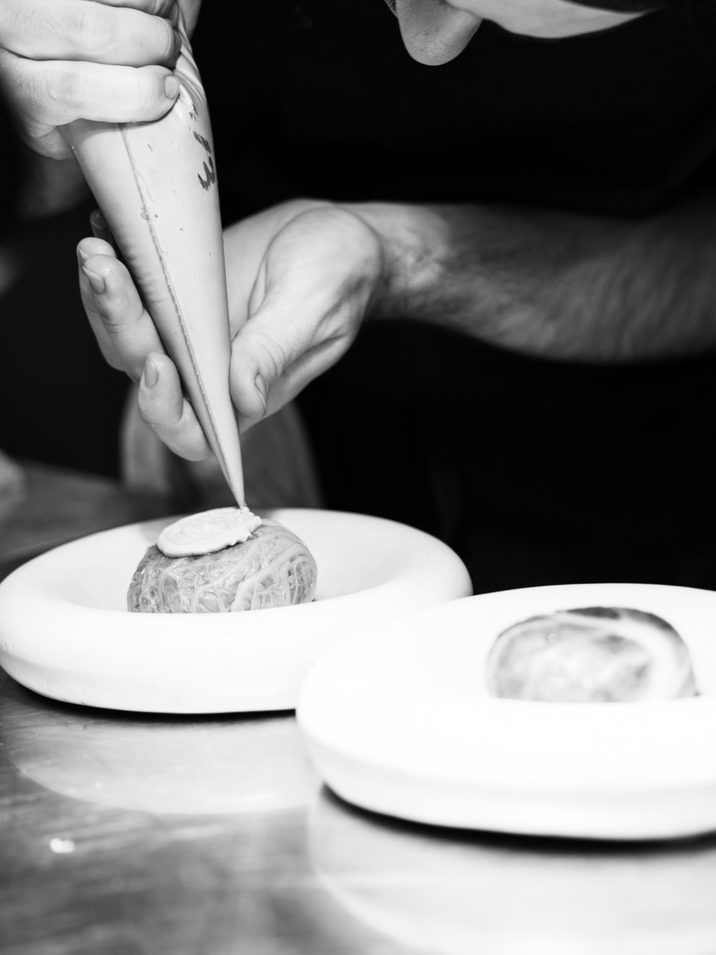 En cuisine, tout se joue dans le d&eacute;tail.
Pr&eacute;cision, concentration, r&eacute;p&eacute;tition&hellip;

Pour vous offrir... Le meilleur 🍽️

Le Vivier | Restaurant &eacute;toil&eacute; &amp; gastronomique &agrave; l'Isle-sur-la-Sorgue 
🕙 