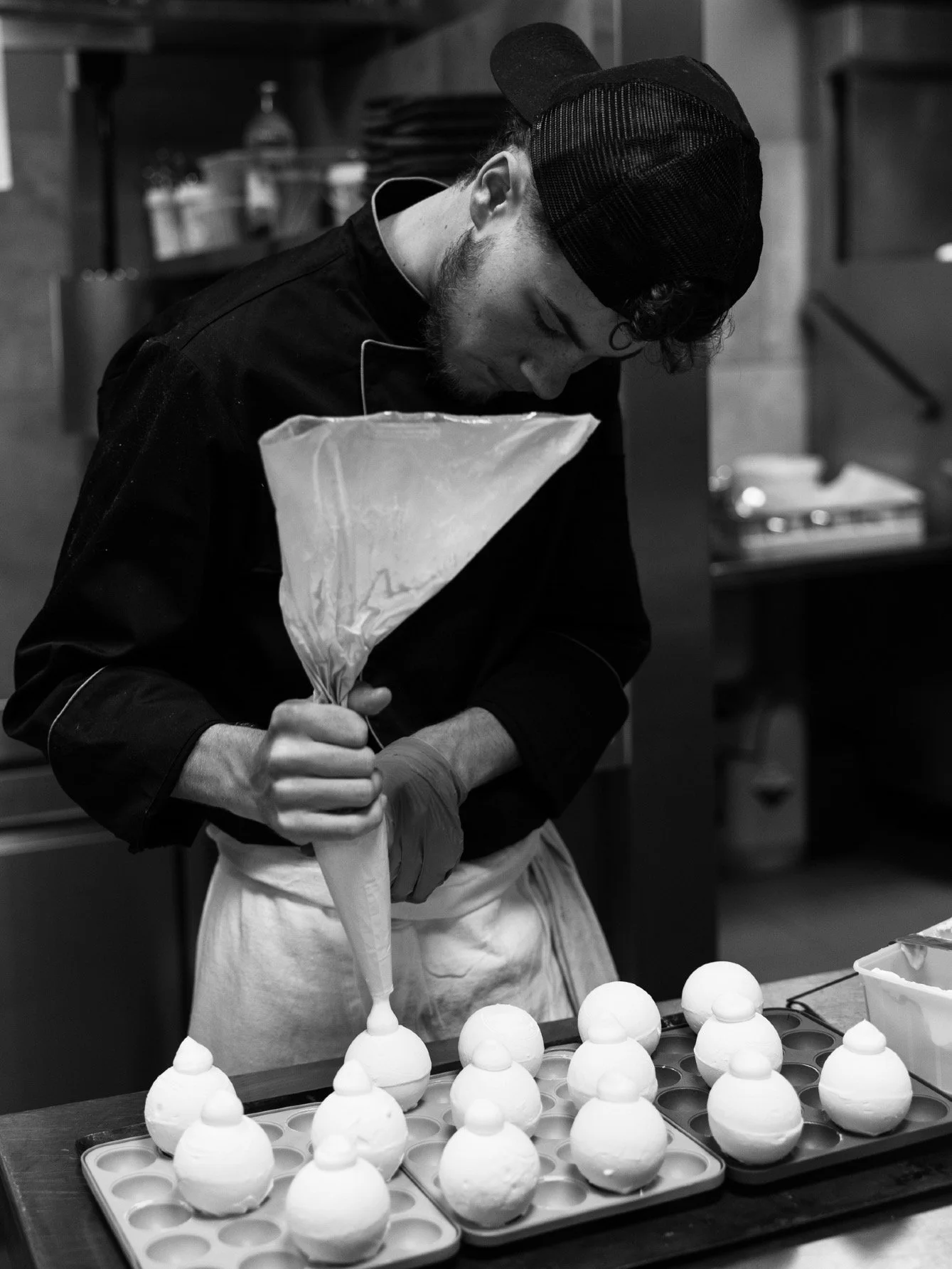Chaque dessert se construit avec patience et exigence...
Derri&egrave;re eux se cache Lubin, Chef de Partie en P&acirc;tisserie 🍰

Le Vivier | Restaurant &eacute;toil&eacute; &amp; gastronomique &agrave; l'Isle-sur-la-Sorgue 
🕙 Mercredi au Vendredi