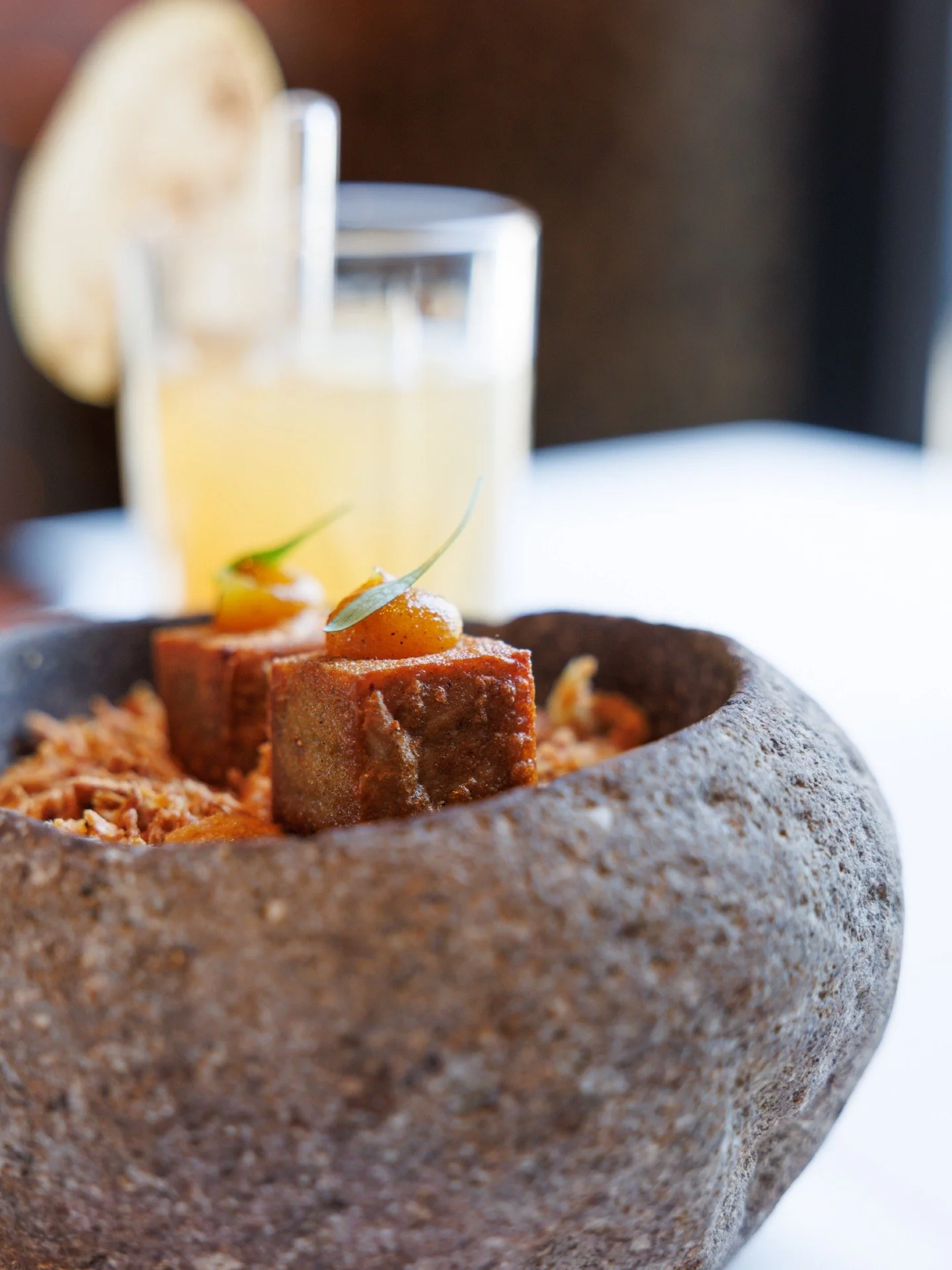 Les Canap&eacute;s 🍸
Des premiers instants pens&eacute;s pour &eacute;veiller l&rsquo;app&eacute;tit tout en finesse.
Ils s&rsquo;accordent naturellement avec nos cocktails, pour une entr&eacute;e en mati&egrave;re tout en &eacute;quilibre.

Le Vivi