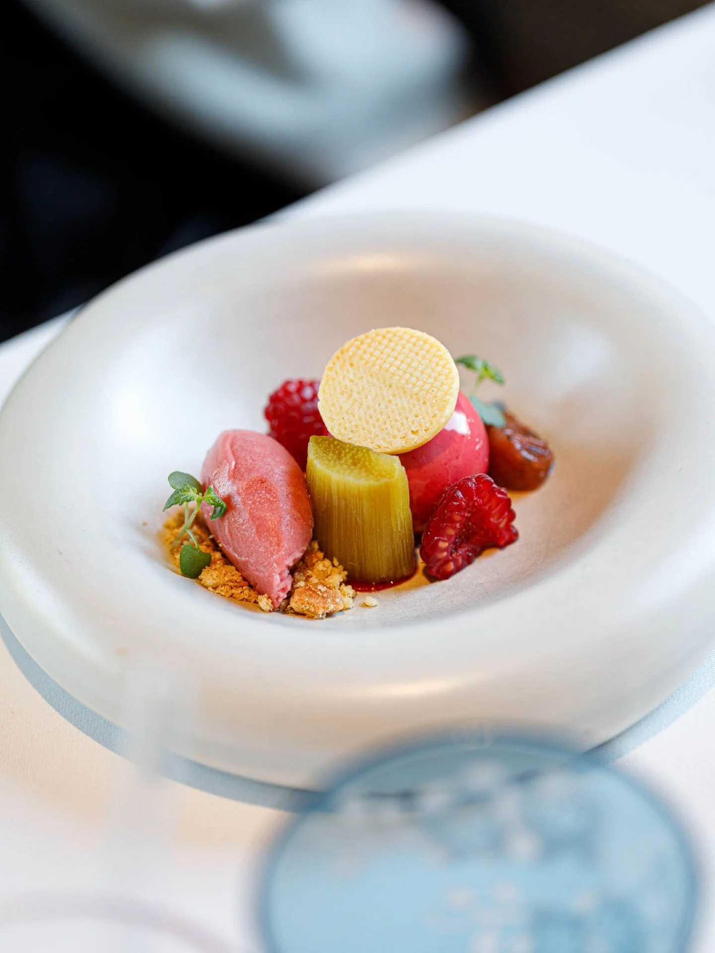 Un jeu de contrastes o&ugrave; l&rsquo;acidul&eacute; rencontre la gourmandise. 🥰
➤ Rhubarbe / Framboise / Baie de batak

Un &eacute;quilibre parfait et de saison port&eacute; par des textures fondantes et croquantes qui prolongent la fra&icirc;cheu