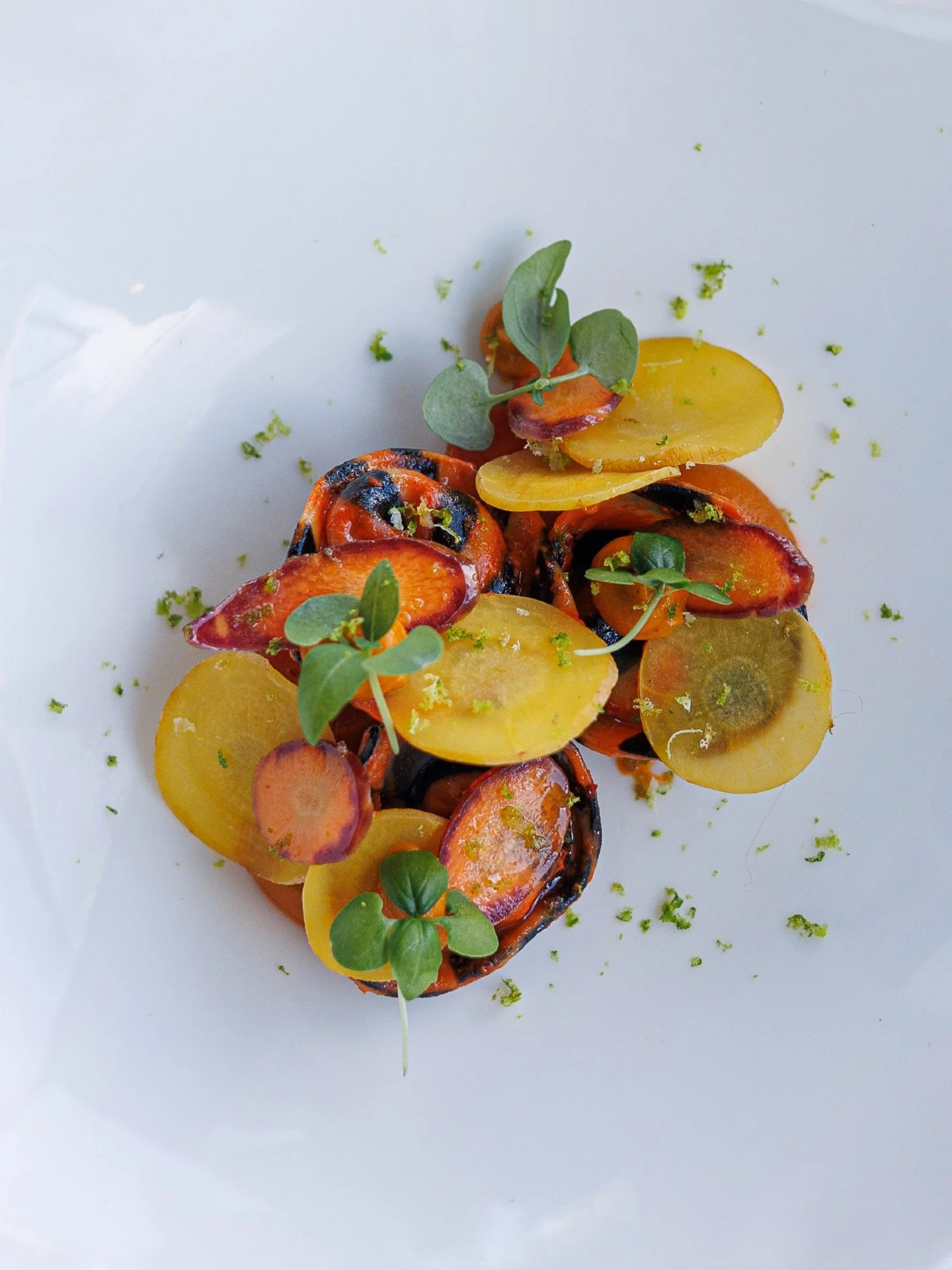 L&rsquo;iode rencontre l&rsquo;&eacute;clat des agrumes dans de fines ravioles relev&eacute; par la vivacit&eacute; des carottes ferment&eacute;es. 🥕
➤ Homard / Ravioles / Carotte ferment&eacute;es / Combava, un plat qui s'accorde &agrave; la perfec
