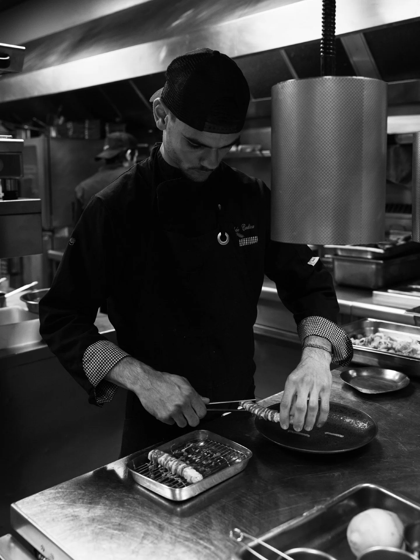 👨🏻&zwj;🍳 MATH&Eacute;O｜Notre Junior Sous-chef, en action
Concentration, pr&eacute;cision, passion.
Le rythme de la cuisine, au c&oelig;ur du service ✨

Le Vivier | Restaurant &eacute;toil&eacute; &amp; gastronomique &agrave; l'Isle-sur-la-Sorgue 
