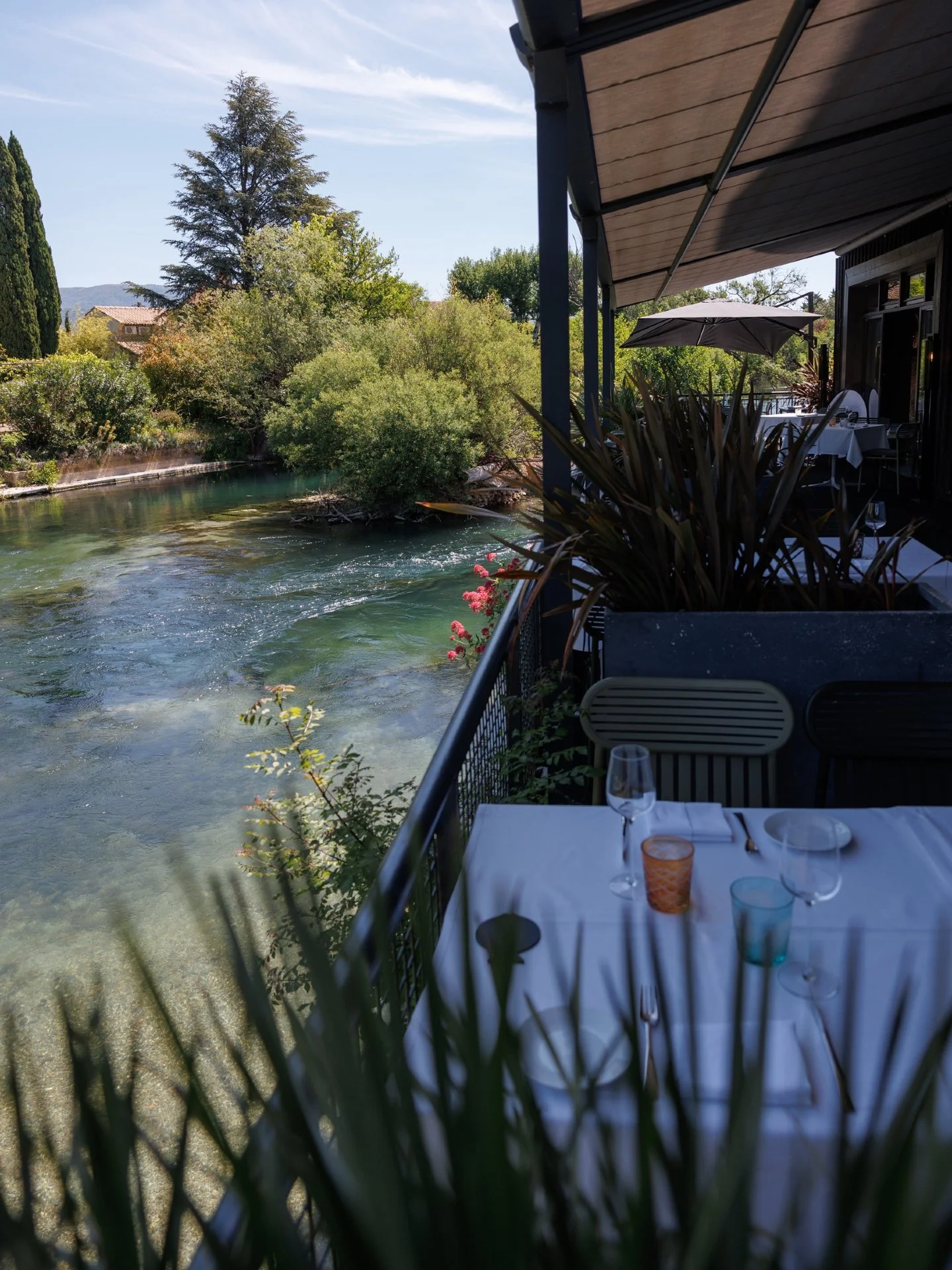 D&eacute;jeuner ou d&icirc;ner au bord de la Sorgue 🍽️
Profitez des beaux jours sur notre terrasse en bois br&ucirc;l&eacute;. La fra&icirc;cheur de l&rsquo;eau, le calme du lieu et une parenth&egrave;se gastronomique &agrave; savourer avec ceux que