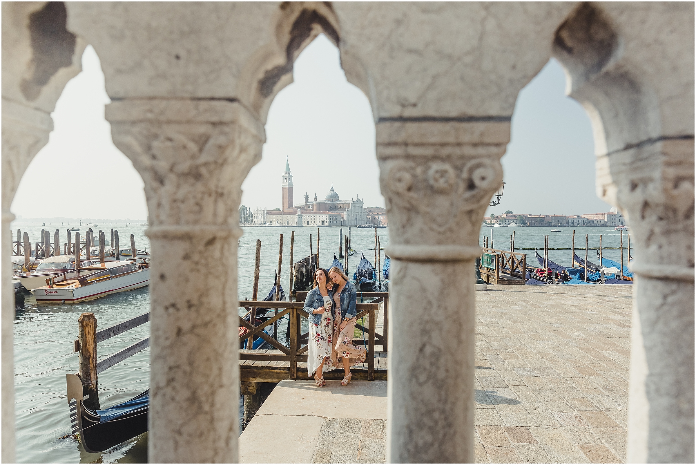 ShootingInVenice-VenicePhotoShooting-VenicePhotographer-PhotographerInVenice-TwoGirls-26.jpg